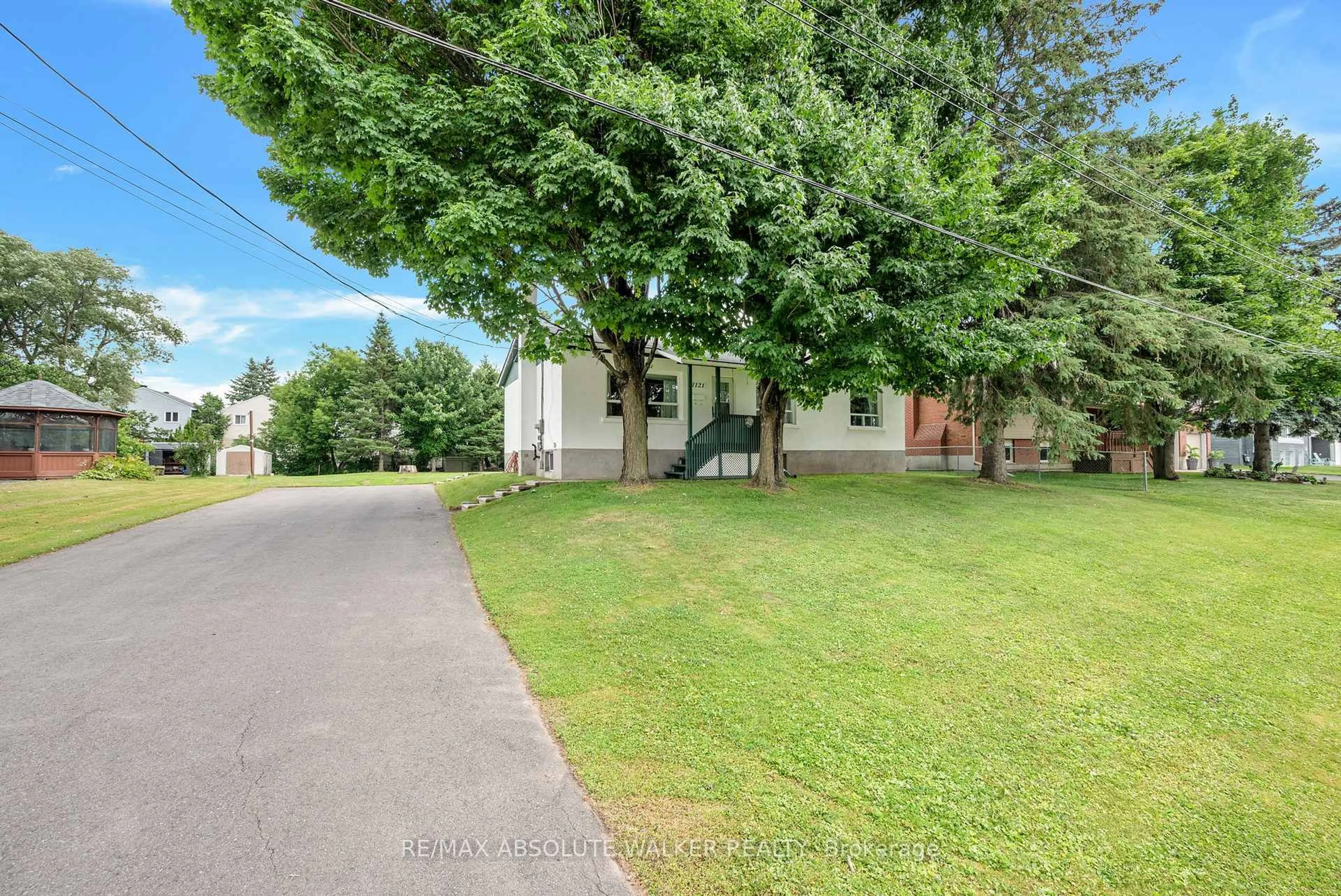 A pic from outside/outdoor area/front of a property/back of a property/a pic from drone, street for 1121 Cholette Cres, Orleans Ontario K1C 1T4