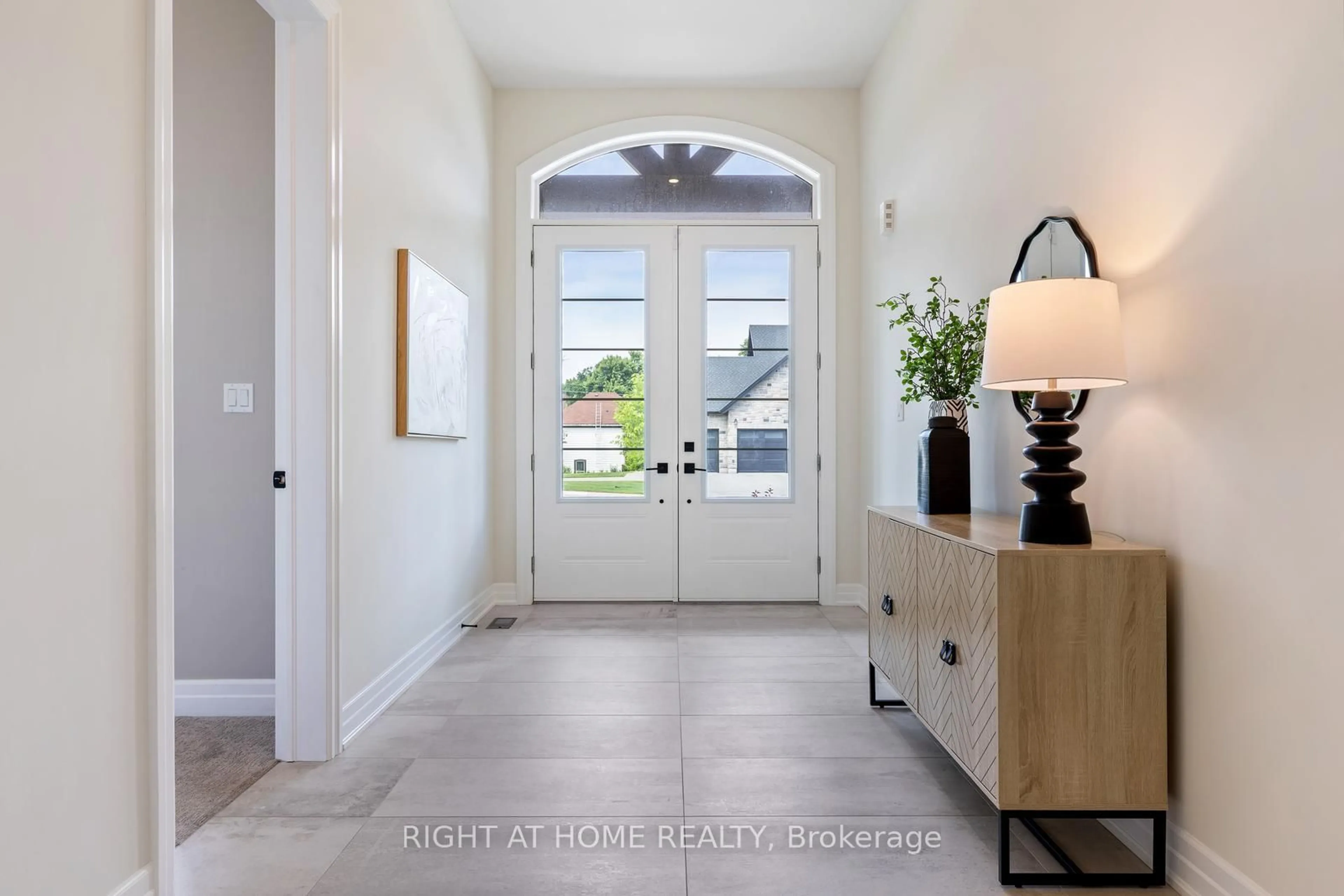 Indoor entryway for 11 Whitcombe Way, Puslinch Ontario N0B 2C0