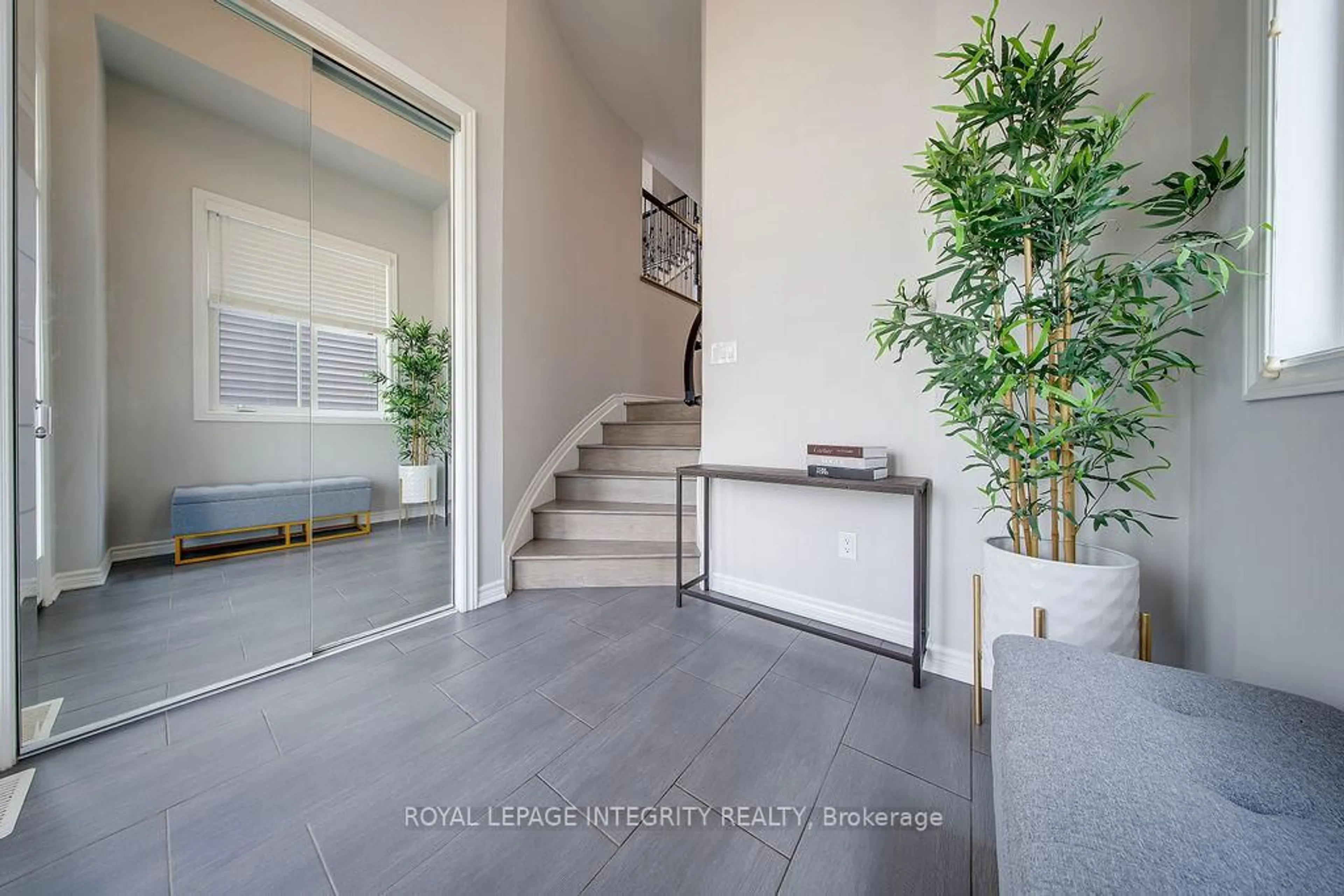 Indoor entryway for 405 Aphelion Cres, Ottawa Ontario K2J 6N6