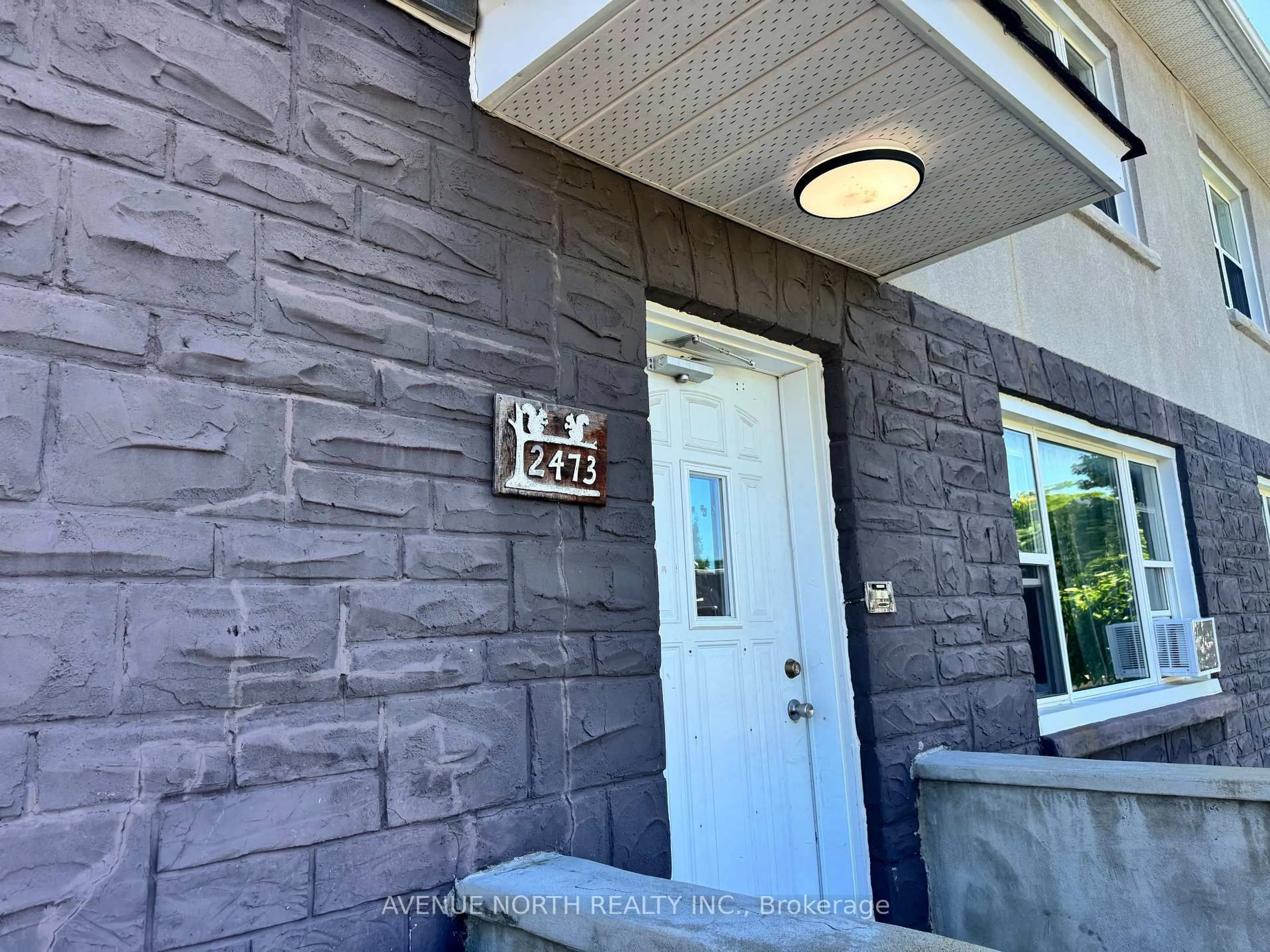 Indoor entryway for 2473 Chasseur Ave, Ottawa Ontario K1V 8E7