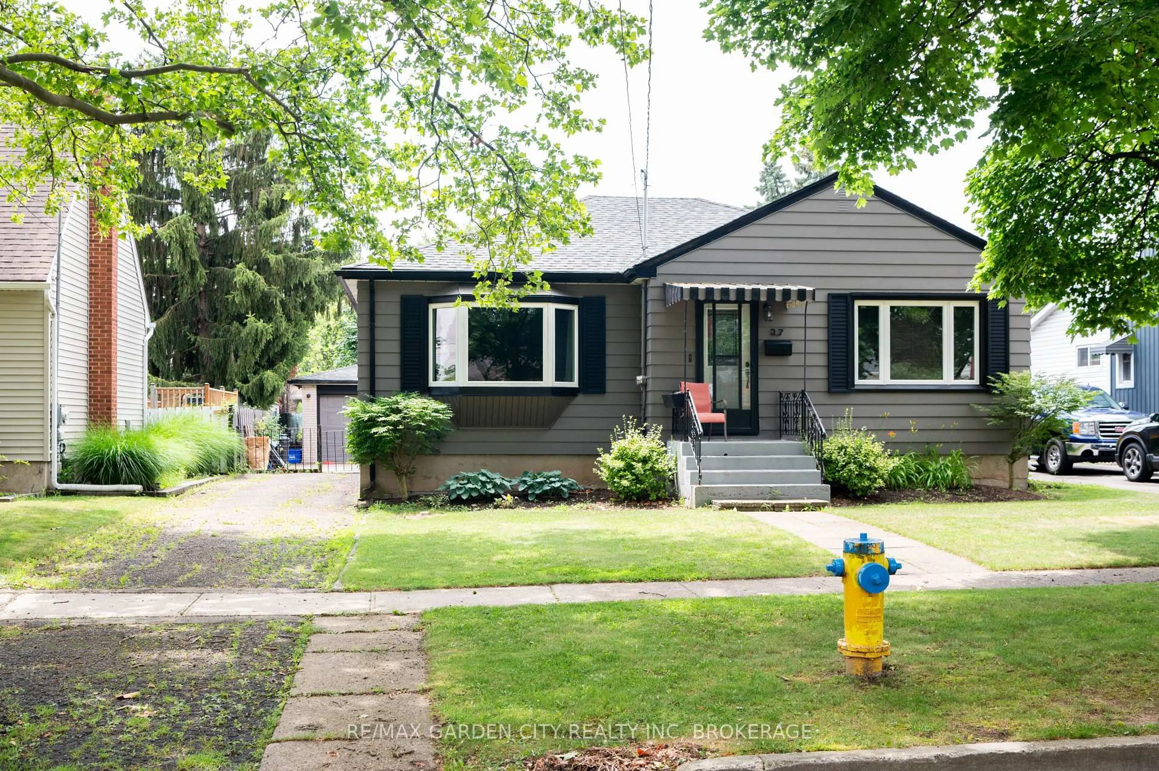 Home with vinyl exterior material, street for 37 Mcdonald Ave, Thorold Ontario L2V 3E5