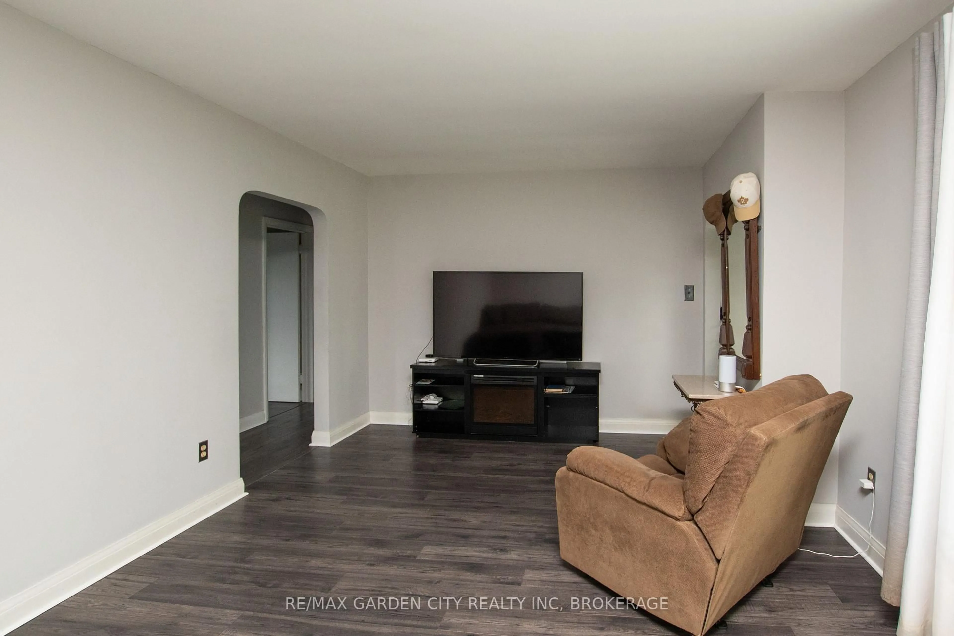 Living room with furniture, unknown for 37 Mcdonald Ave, Thorold Ontario L2V 3E5