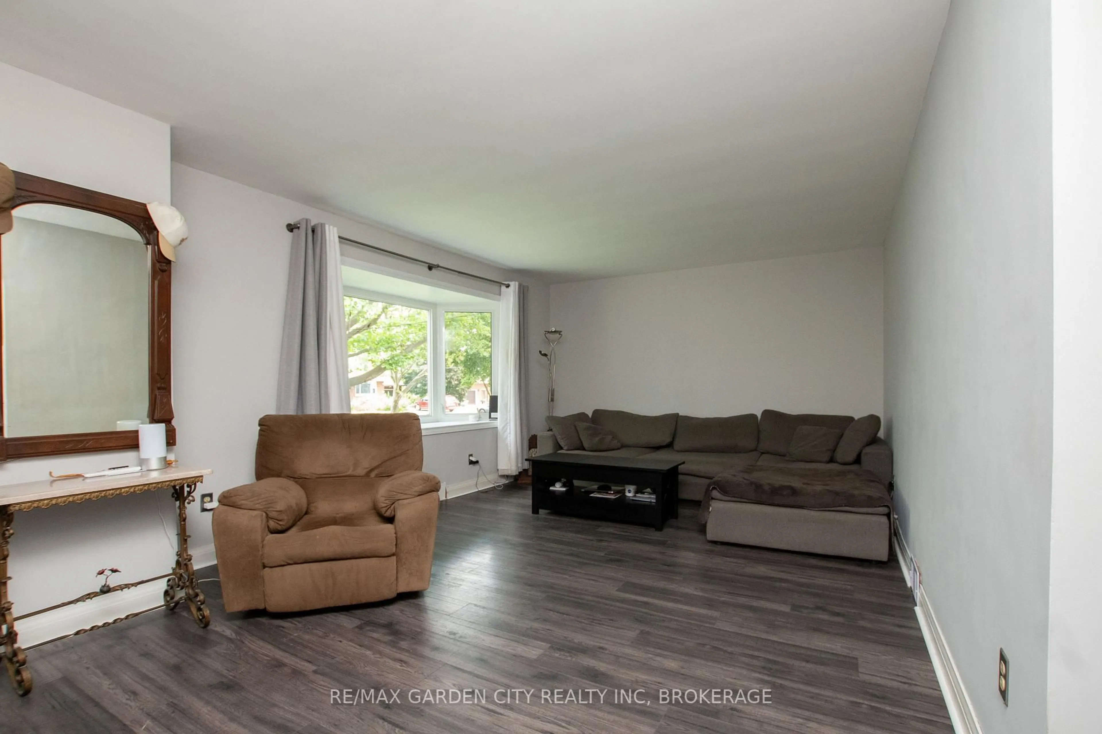 Living room with furniture, unknown for 37 Mcdonald Ave, Thorold Ontario L2V 3E5
