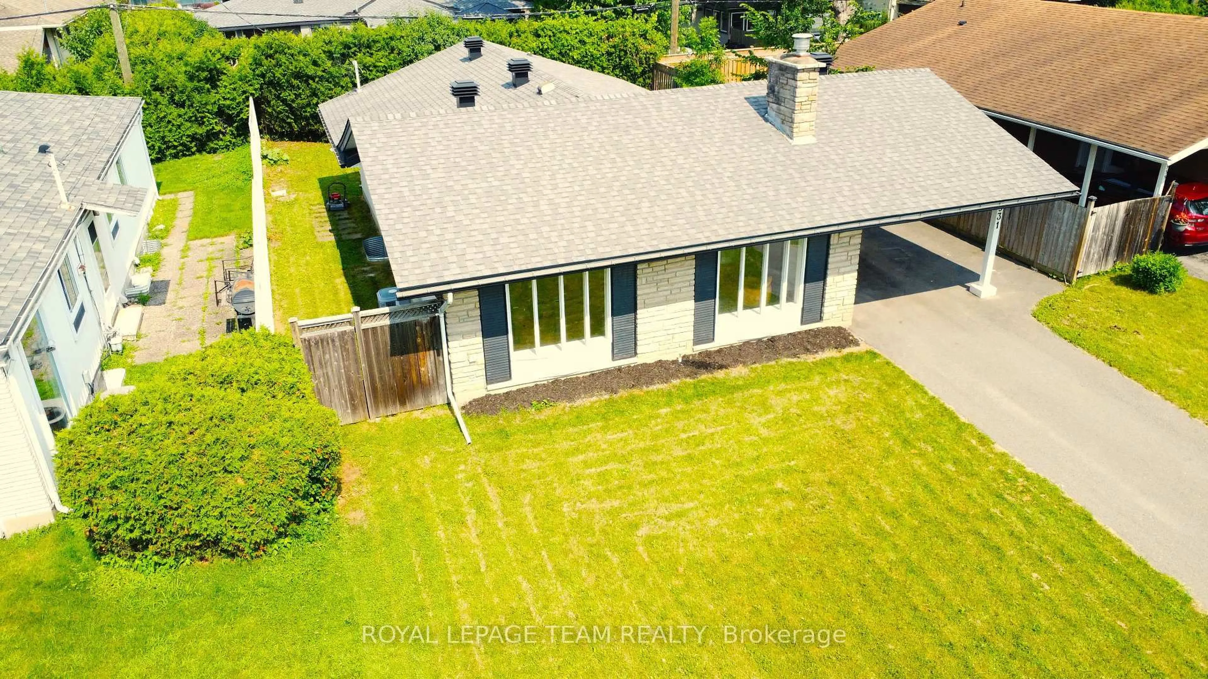 A pic from outside/outdoor area/front of a property/back of a property/a pic from drone, building for 2931 Southmore Dr, Ottawa Ontario K1V 6Z6