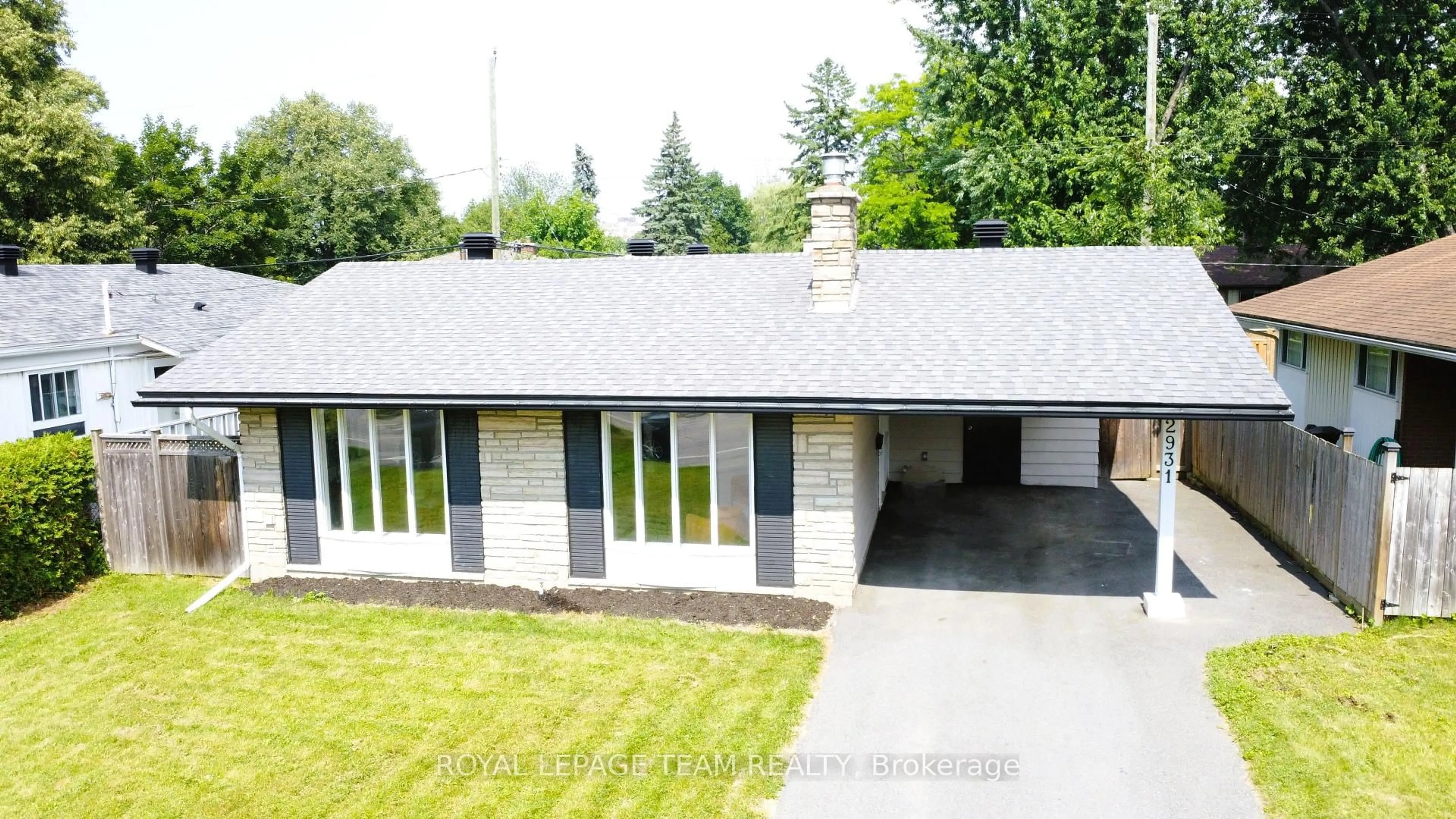 A pic from outside/outdoor area/front of a property/back of a property/a pic from drone, building for 2931 Southmore Dr, Ottawa Ontario K1V 6Z6