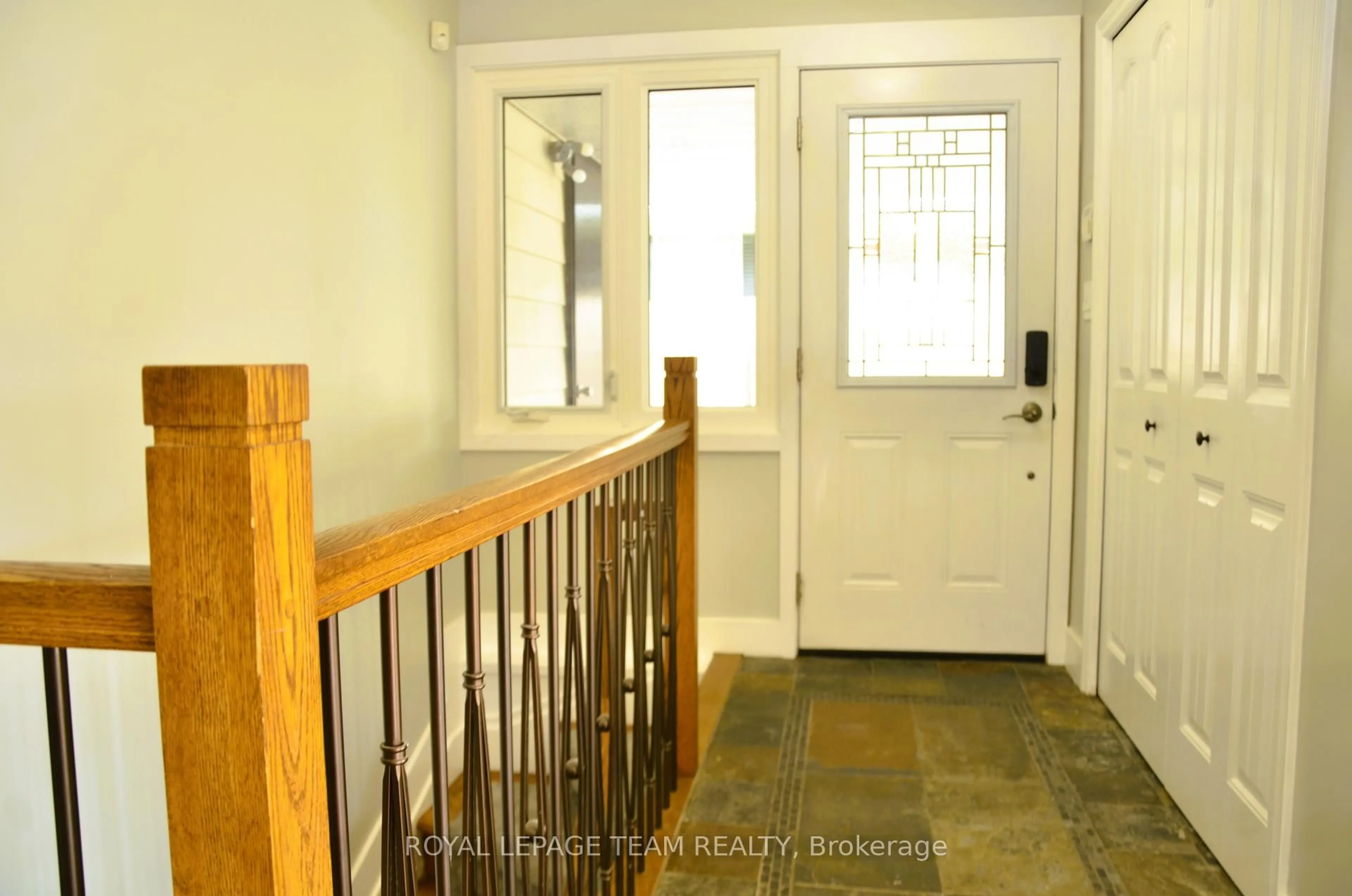 Indoor entryway for 2931 Southmore Dr, Ottawa Ontario K1V 6Z6