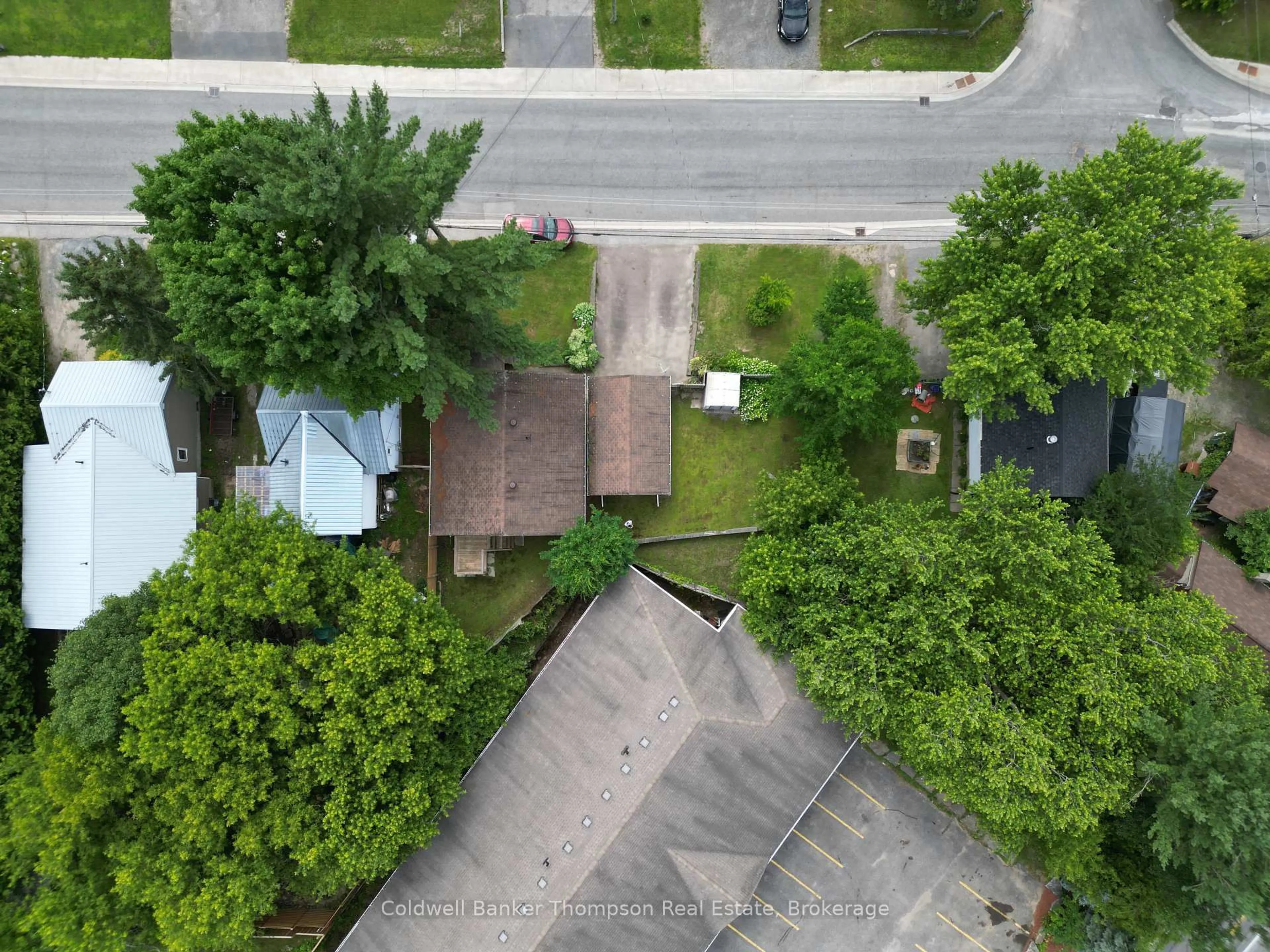 A pic from outside/outdoor area/front of a property/back of a property/a pic from drone, street for 8 Yonge St, Huntsville Ontario P1H 1W7