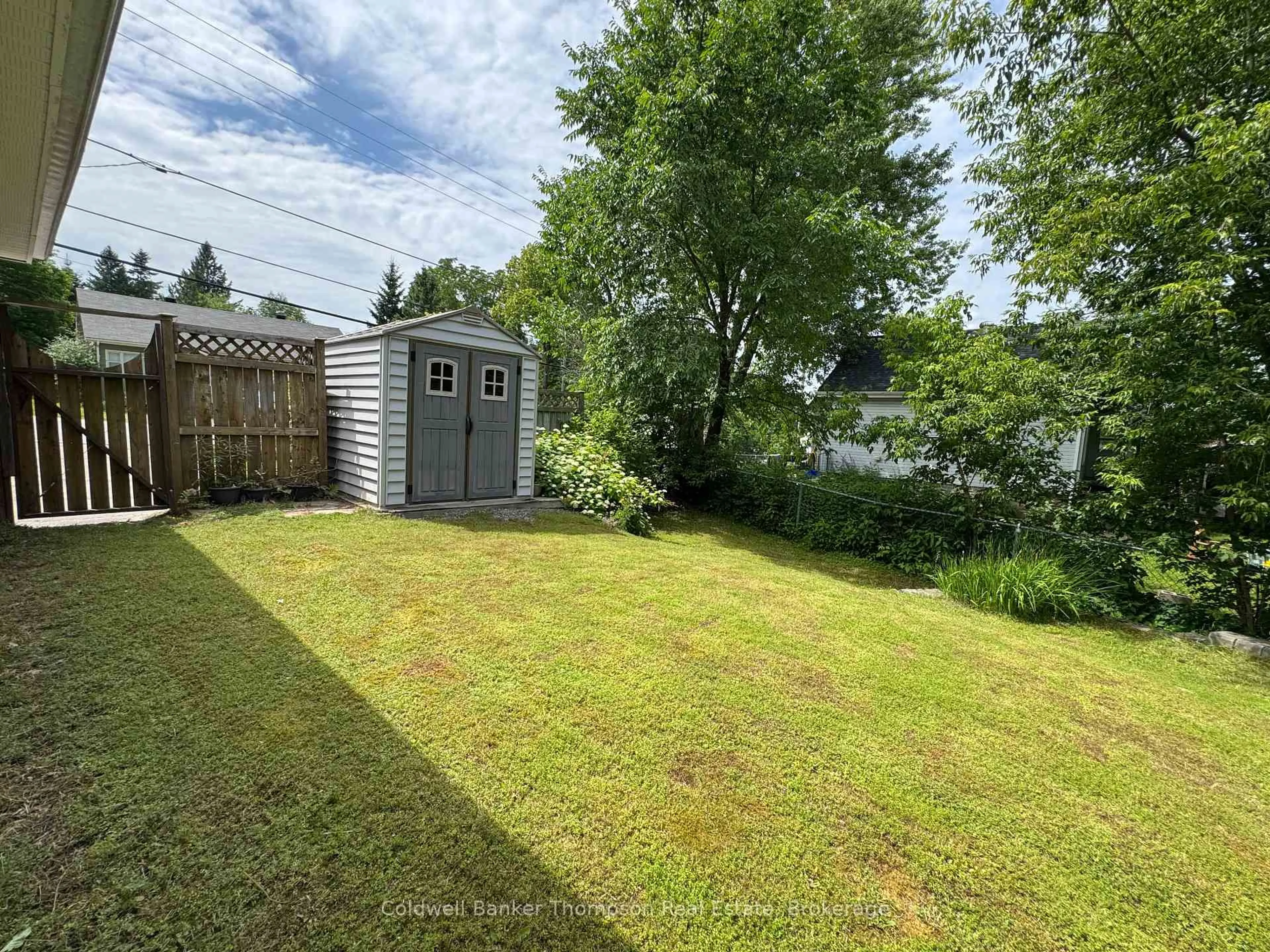 Shed for 8 Yonge St, Huntsville Ontario P1H 1W7