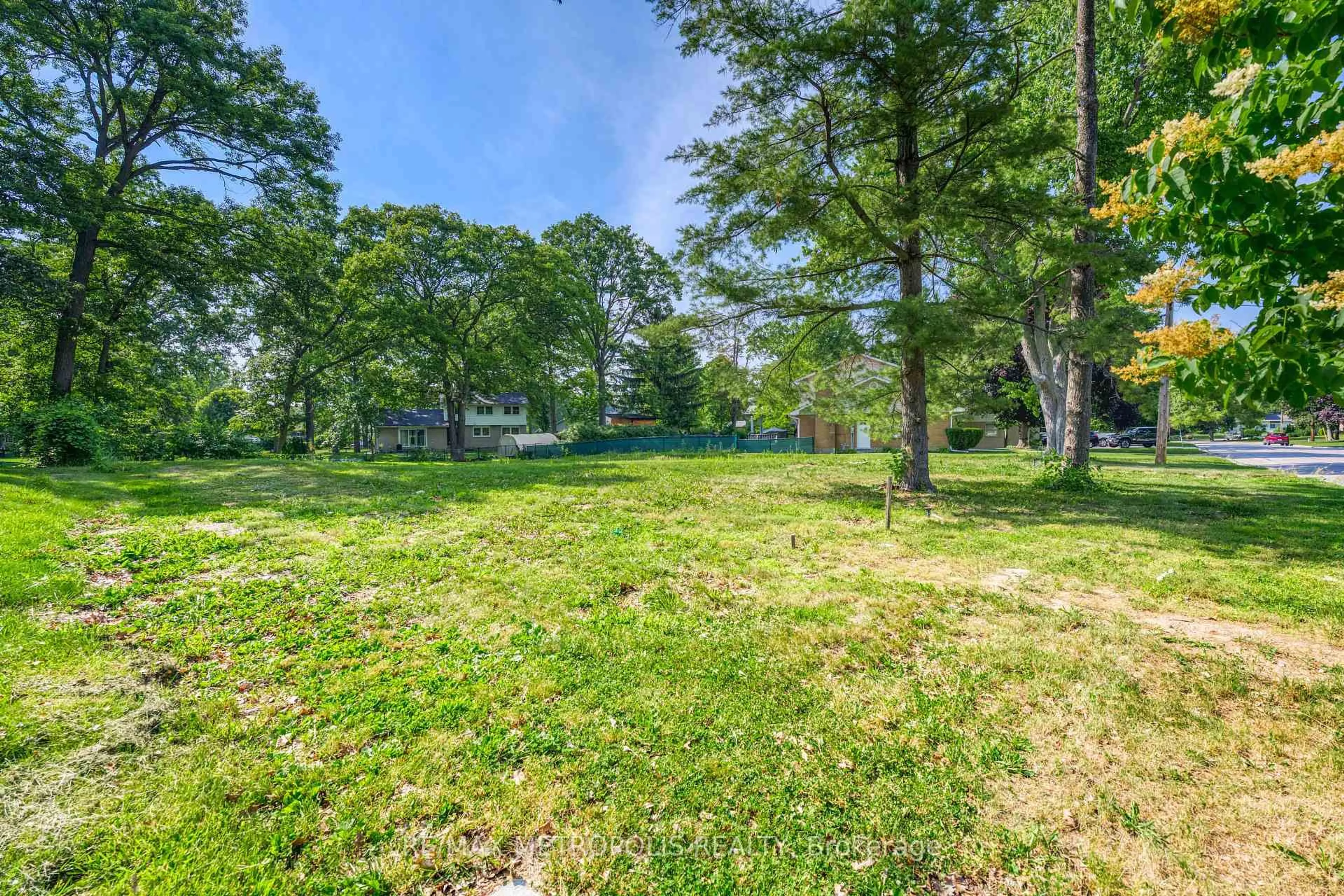 A pic from outside/outdoor area/front of a property/back of a property/a pic from drone, forest/trees view for 1307-N Ridgewood Dr, Sarnia Ontario N7V 3R2