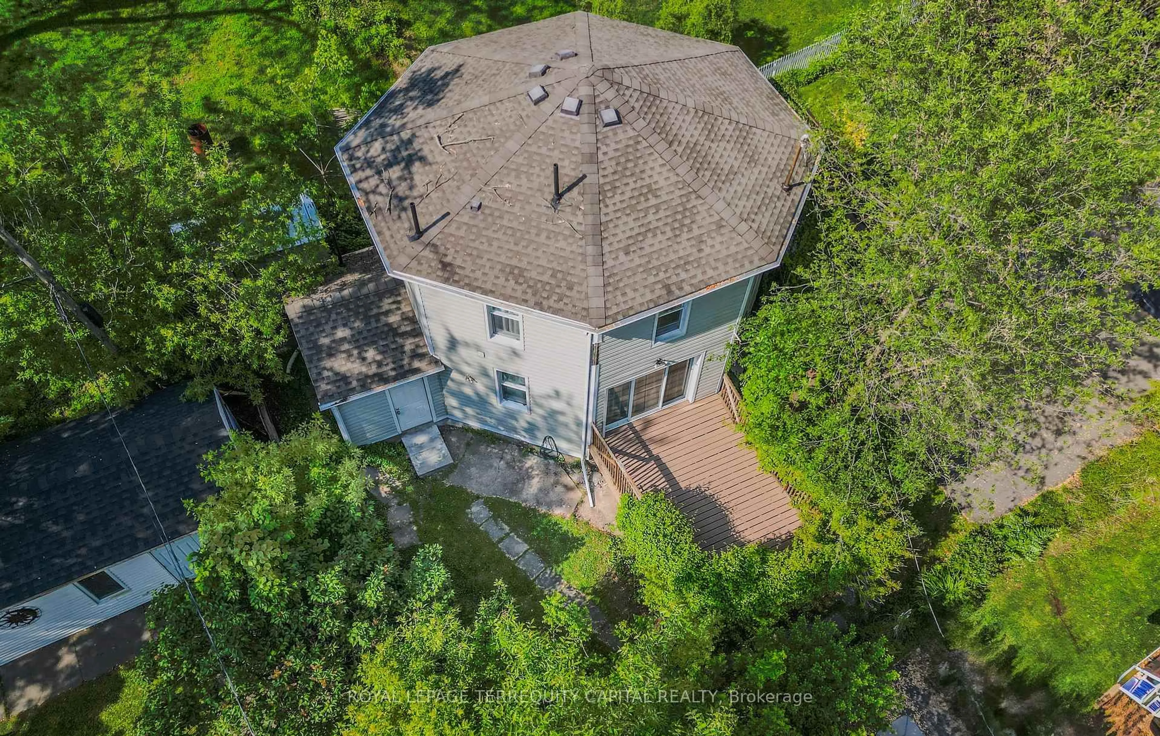 A pic from outside/outdoor area/front of a property/back of a property/a pic from drone, building for 181 Derby Rd, Fort Erie Ontario L0S 1B0