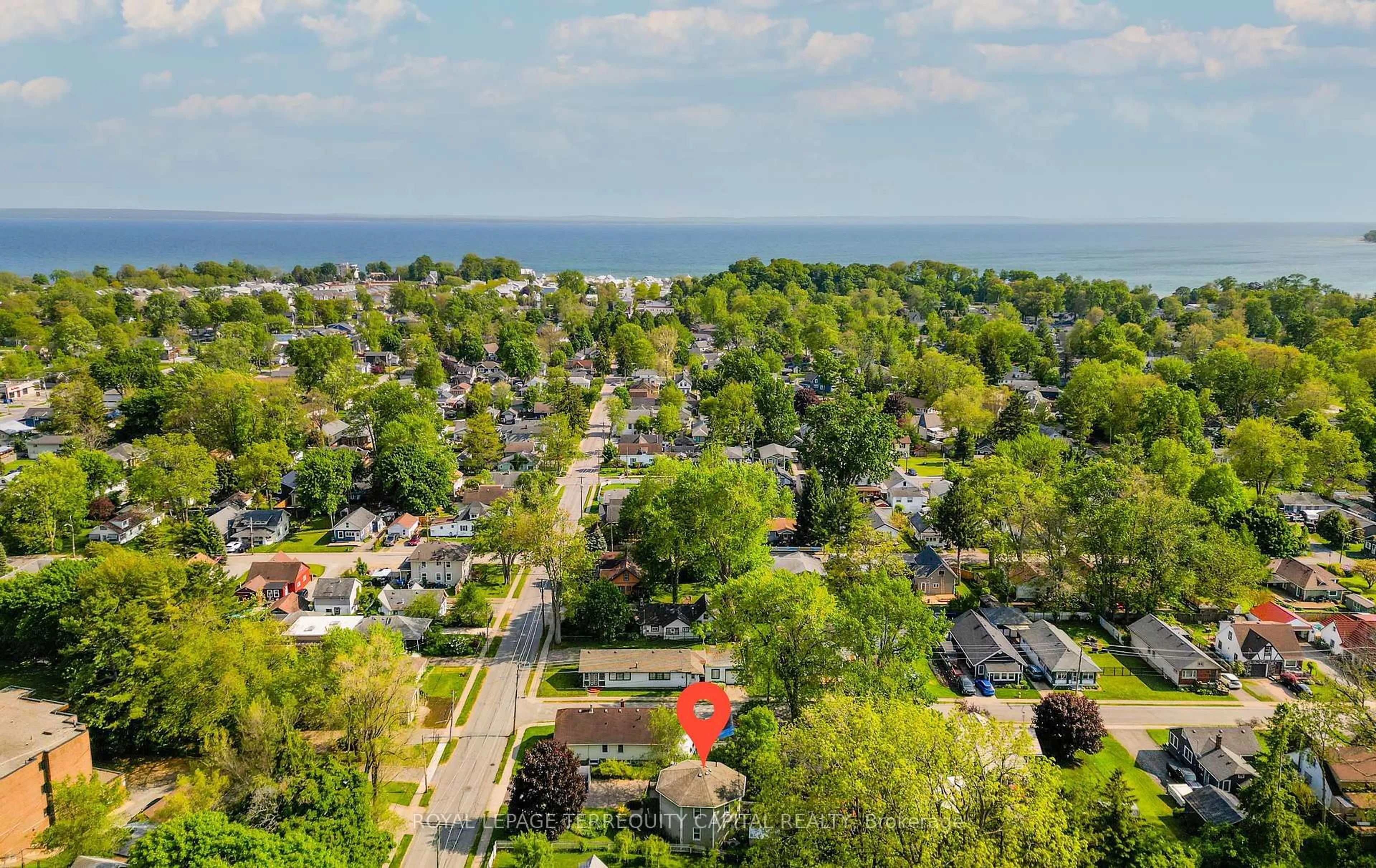 A pic from outside/outdoor area/front of a property/back of a property/a pic from drone, street for 181 Derby Rd, Fort Erie Ontario L0S 1B0