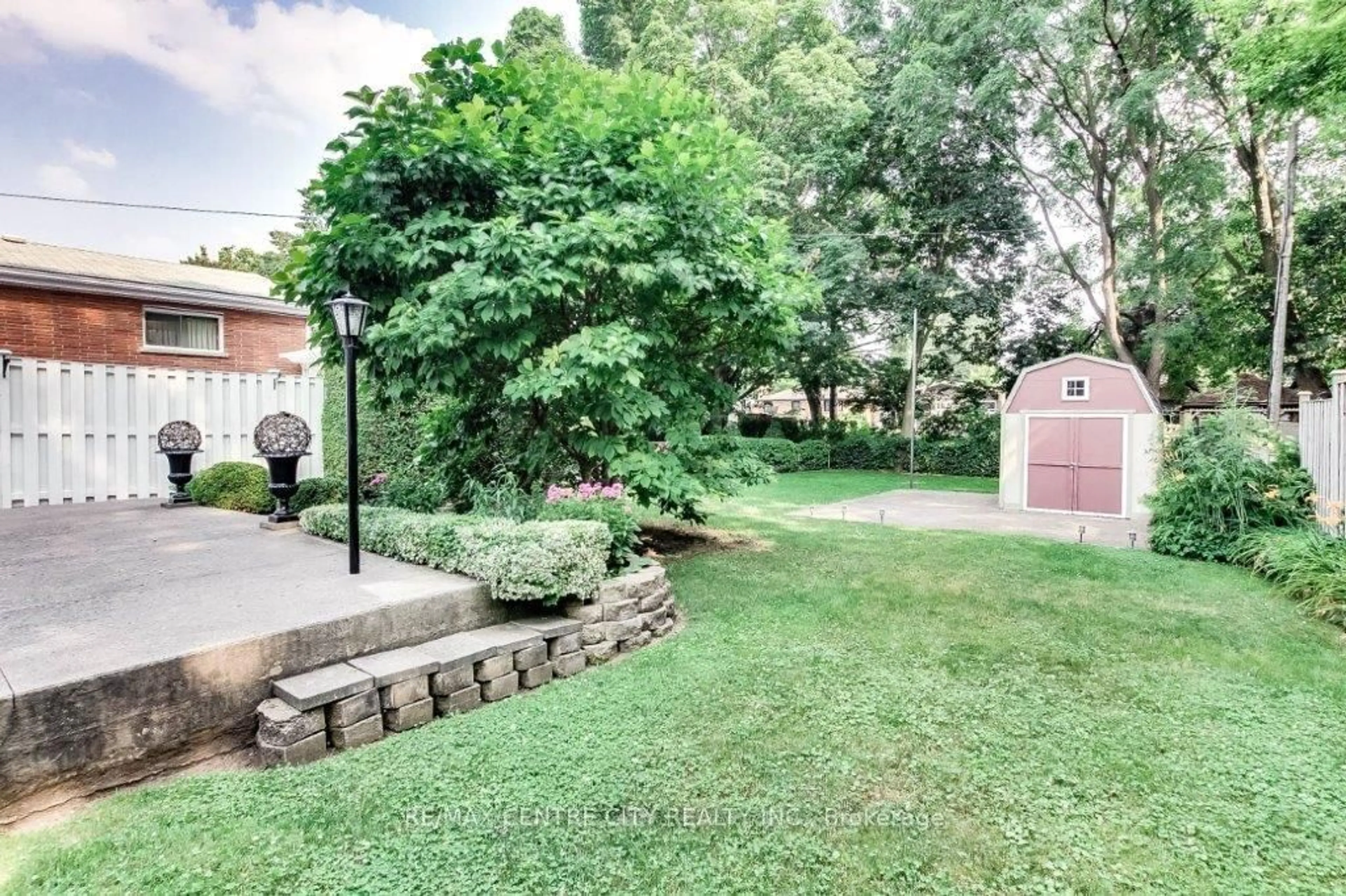 Unknown for 631 St. James St, London East Ontario N5Y 3P9