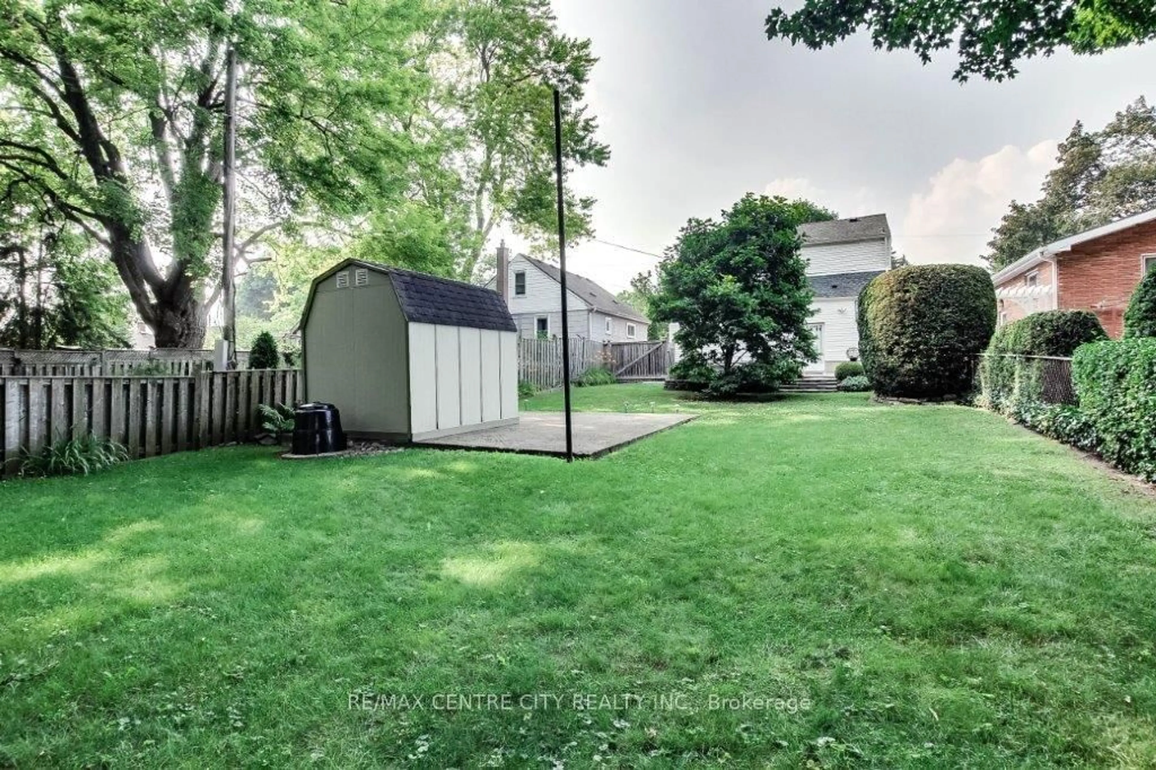 A pic from outside/outdoor area/front of a property/back of a property/a pic from drone, street for 631 St. James St, London East Ontario N5Y 3P9