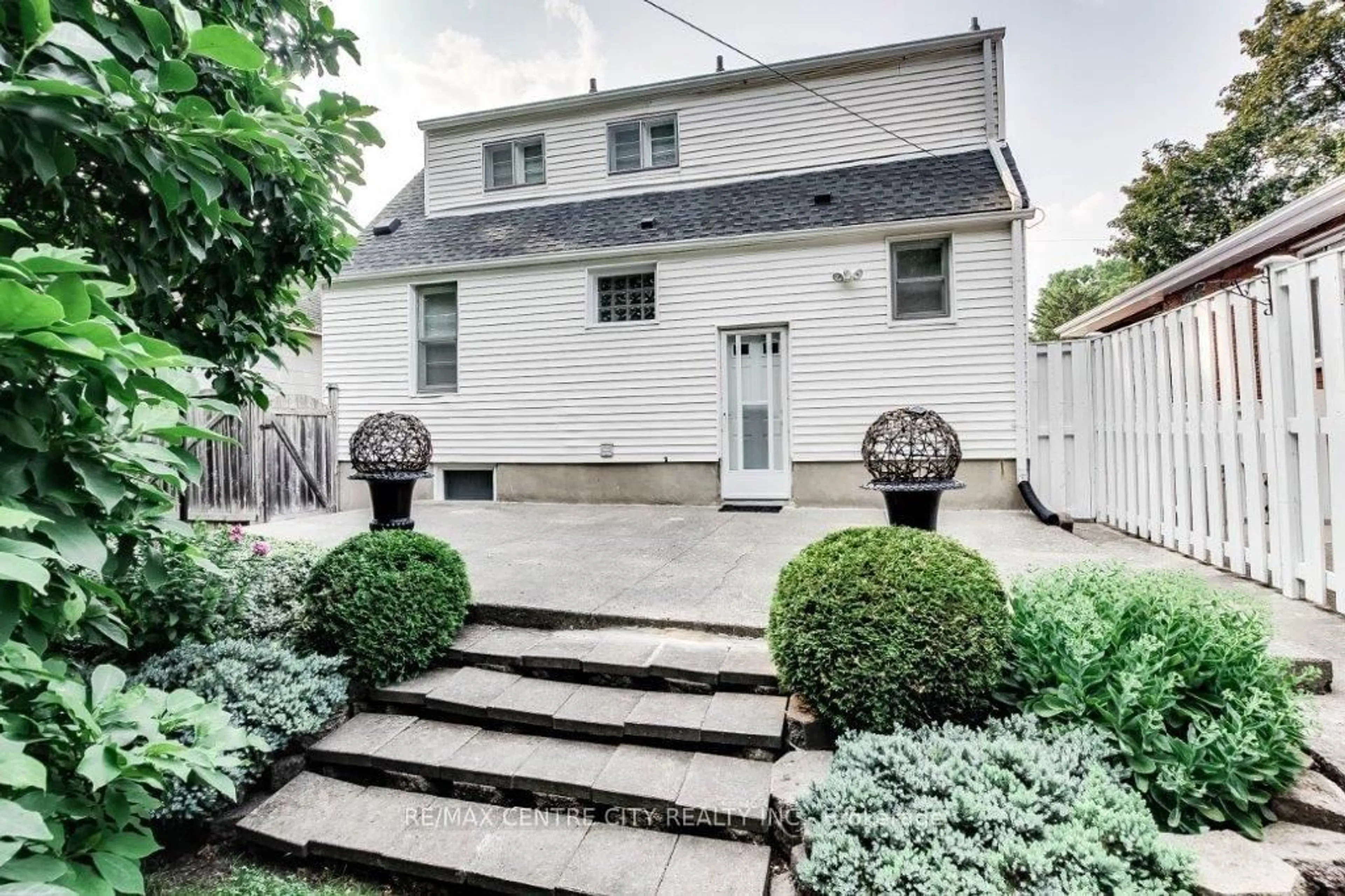 Home with vinyl exterior material, street for 631 St. James St, London East Ontario N5Y 3P9