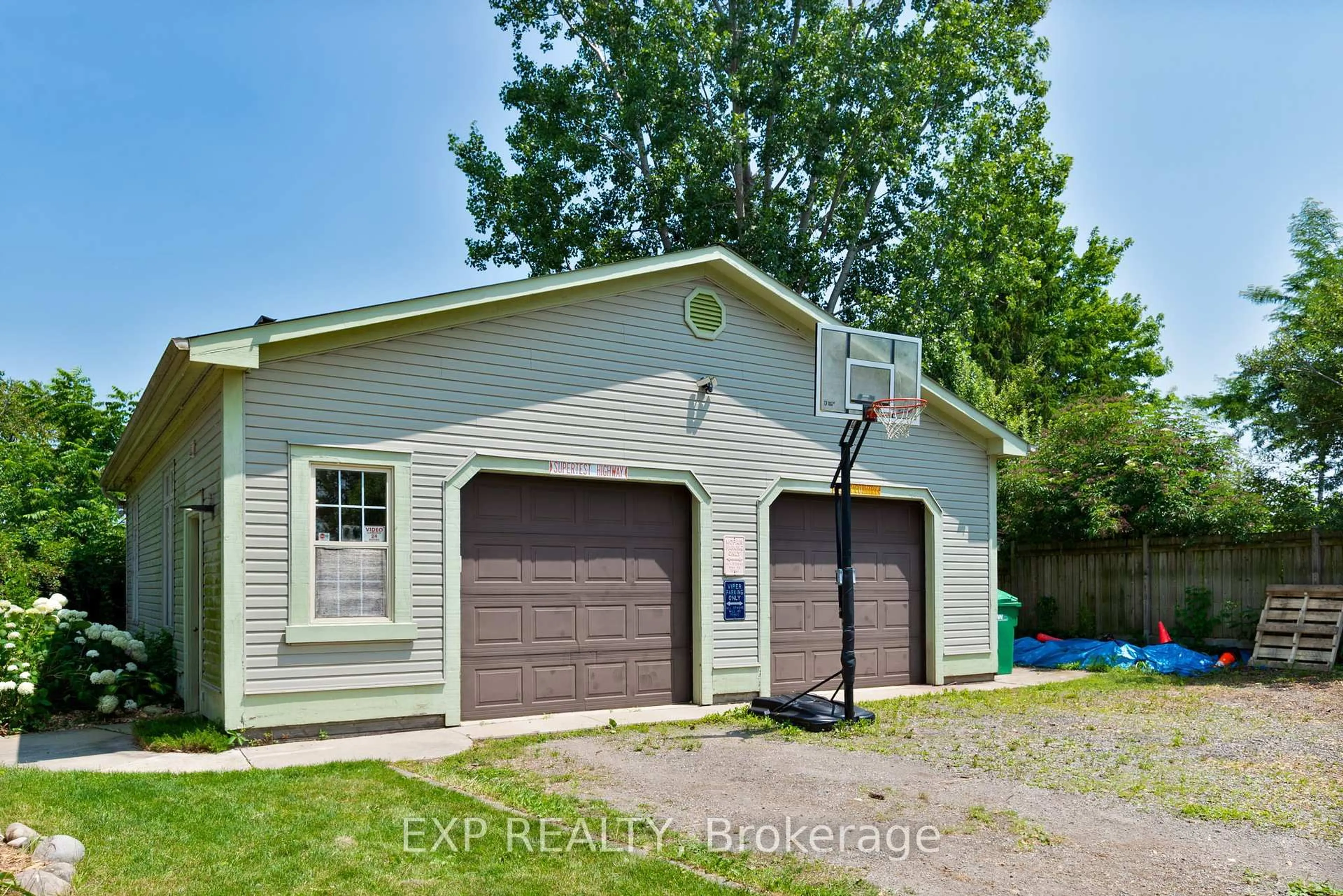 Indoor garage for 22684 THAMES Rd, Southwest Middlesex Ontario N0L 1A0