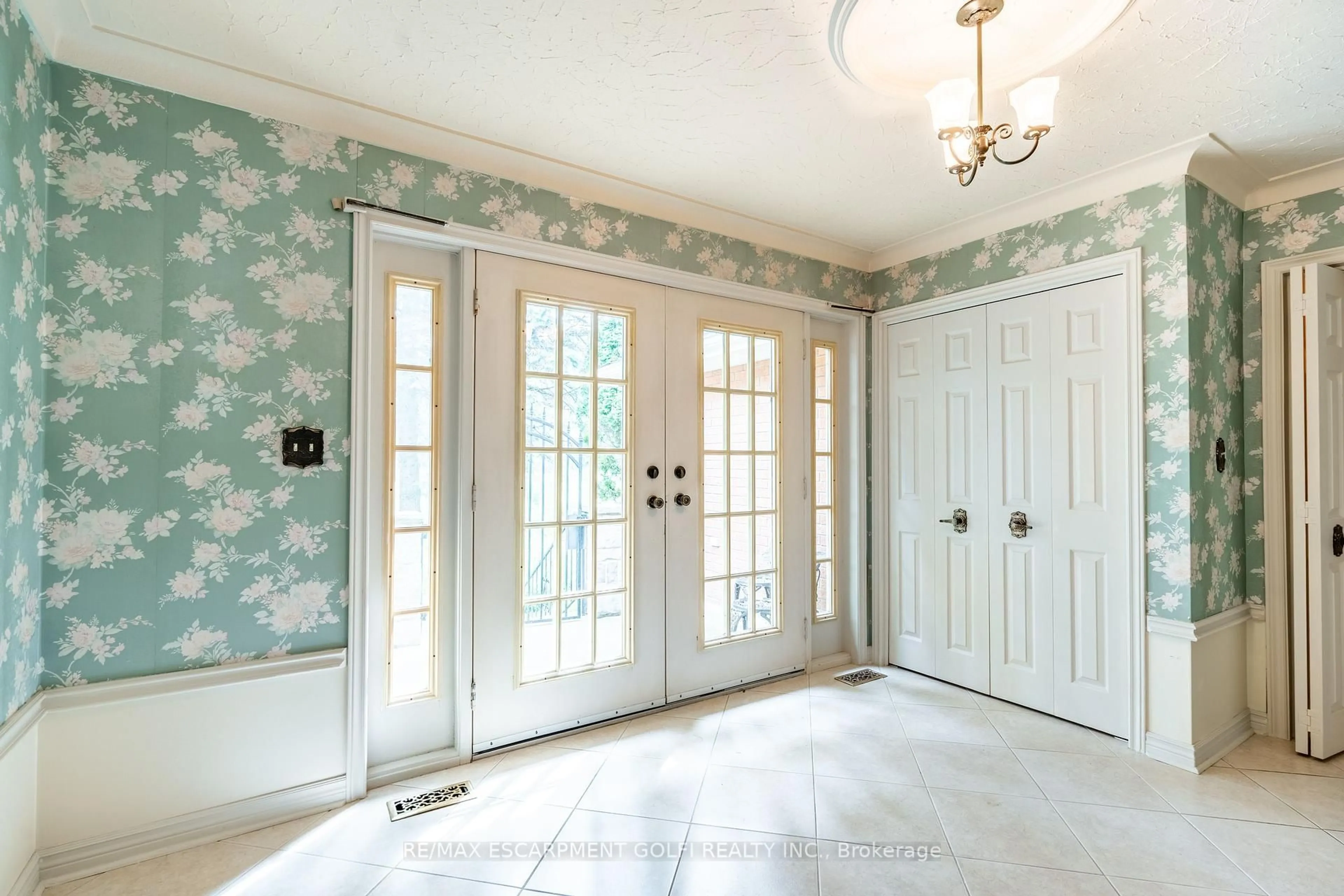 Indoor entryway for 2083 HOLLOW Rd, Thorold Ontario L0S 1E6