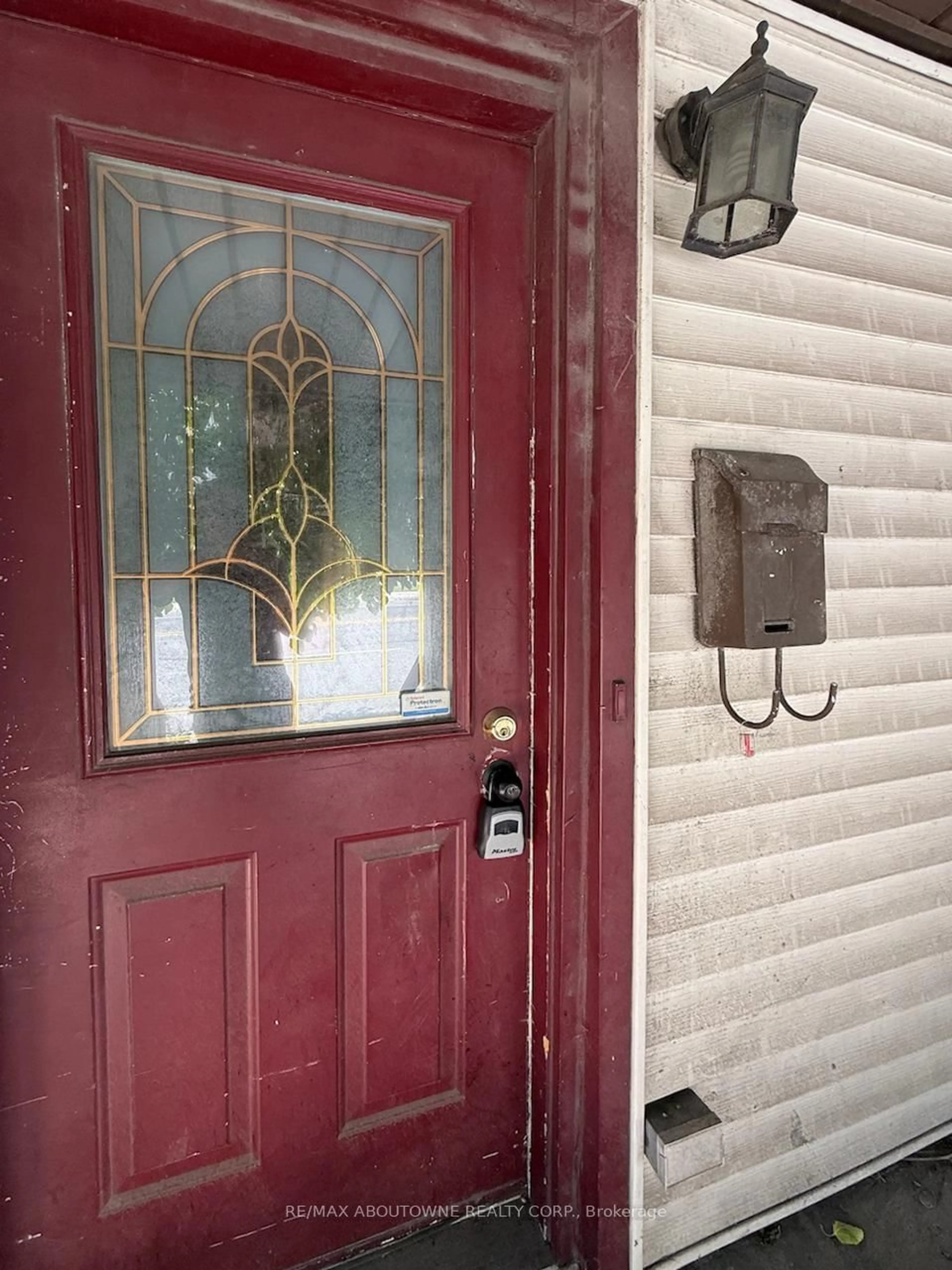 Indoor entryway for 214 Burlington St, Hamilton Ontario L8L 4H1