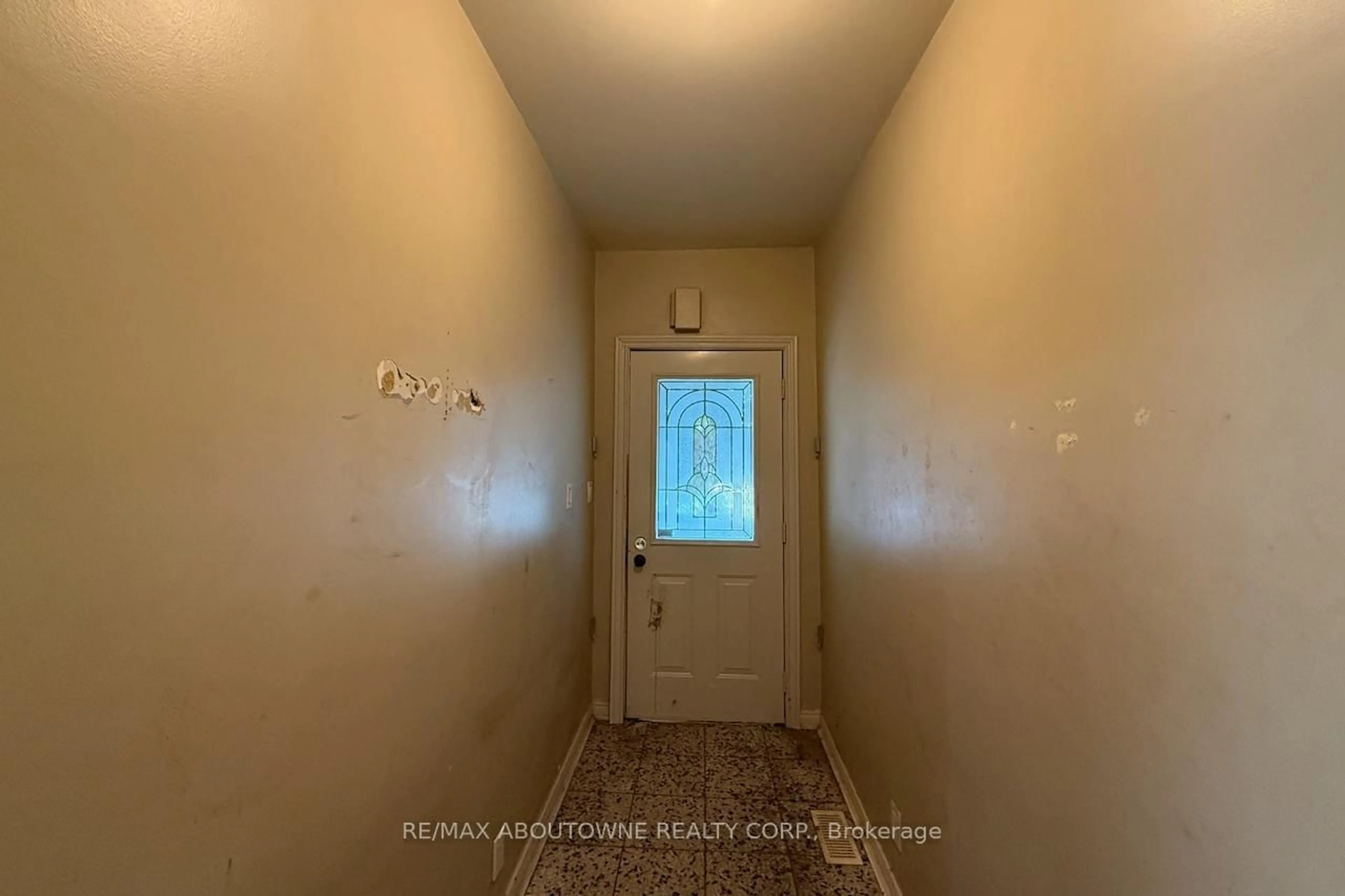 A pic of a room for 214 Burlington St, Hamilton Ontario L8L 4H1