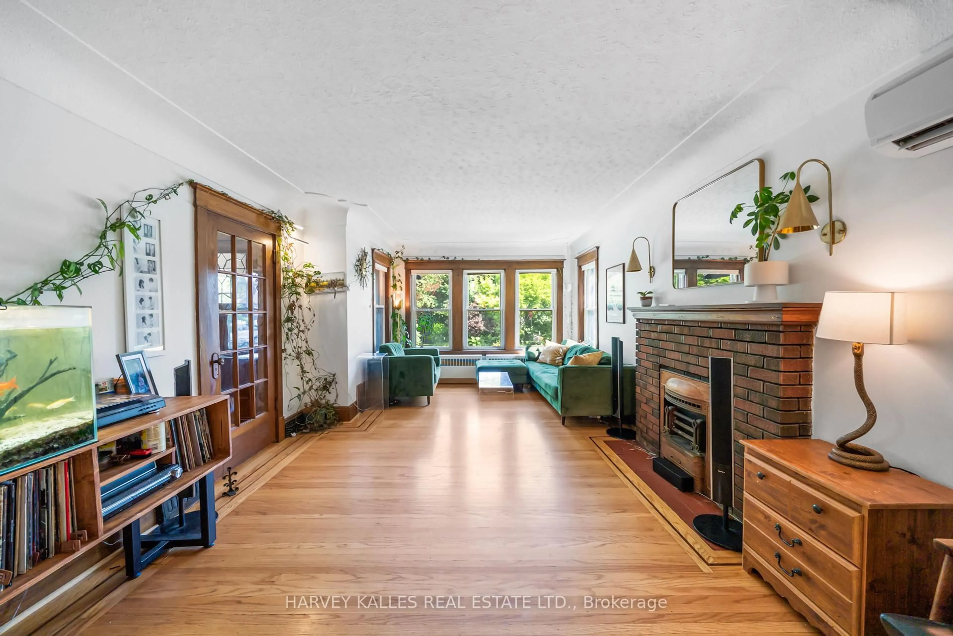 Living room with furniture, unknown for 105 South Oval, Hamilton Ontario L8S 1R2