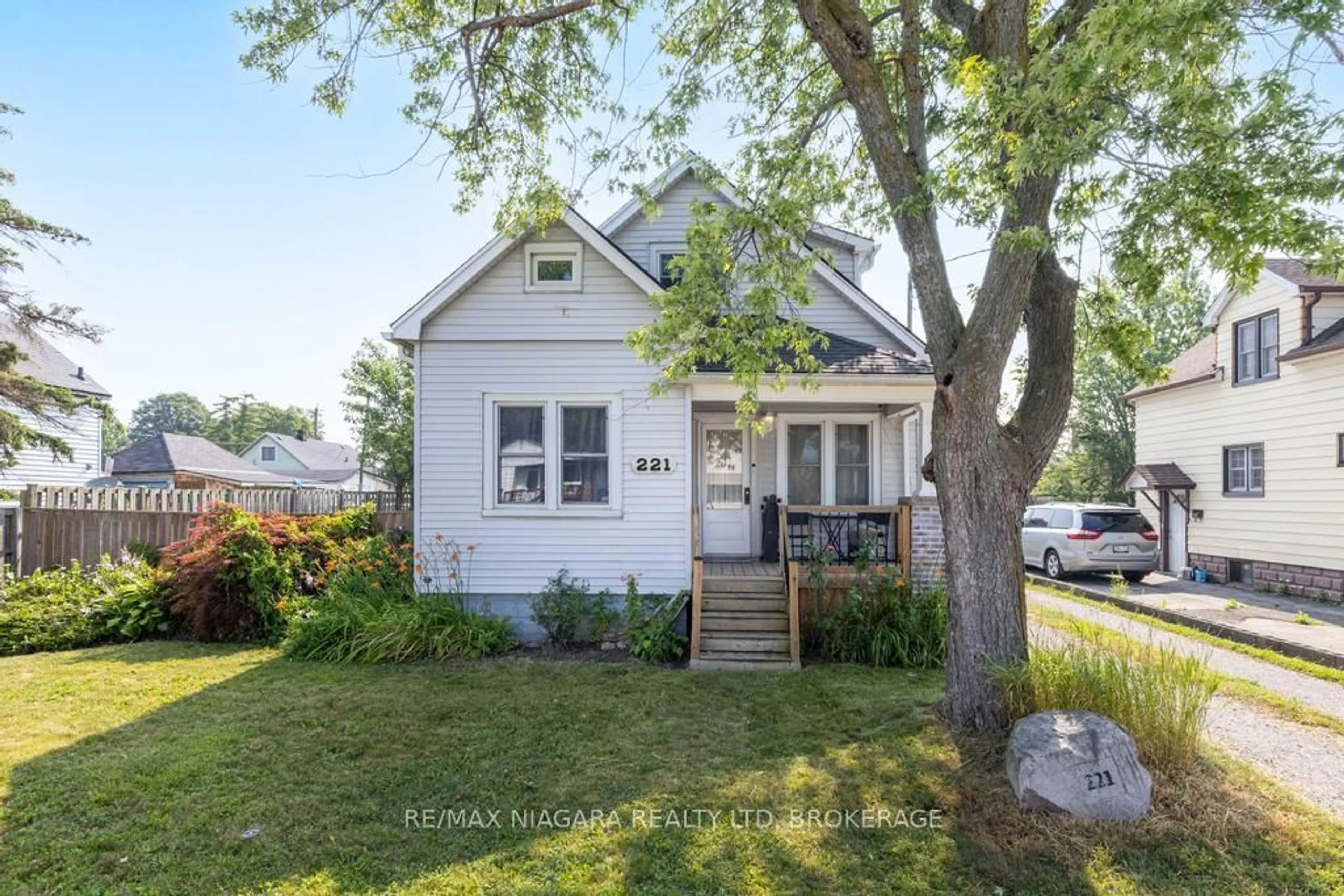 Home with vinyl exterior material, street for 221 Wright St, Welland Ontario L3B 2K4