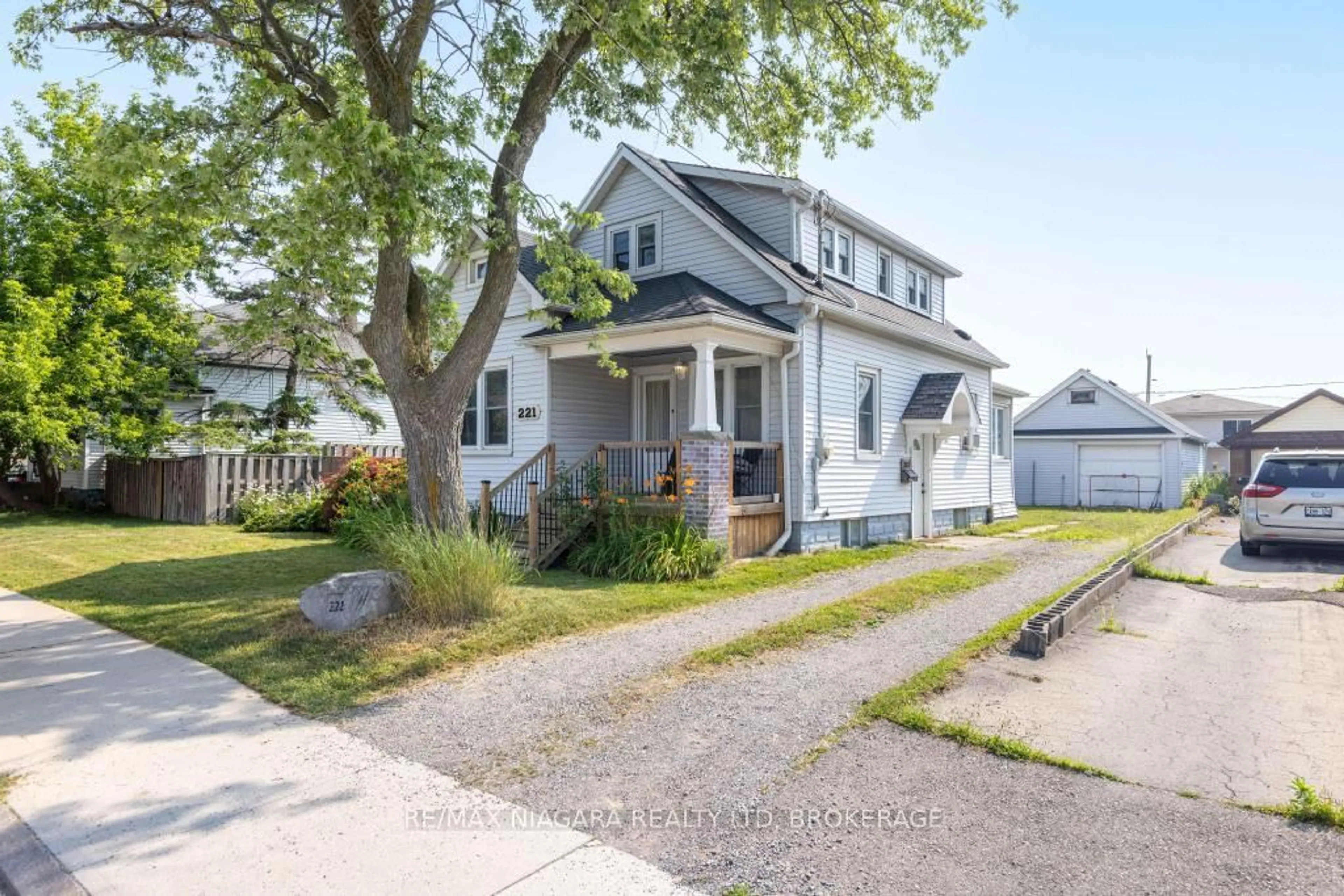 A pic from outside/outdoor area/front of a property/back of a property/a pic from drone, street for 221 Wright St, Welland Ontario L3B 2K4