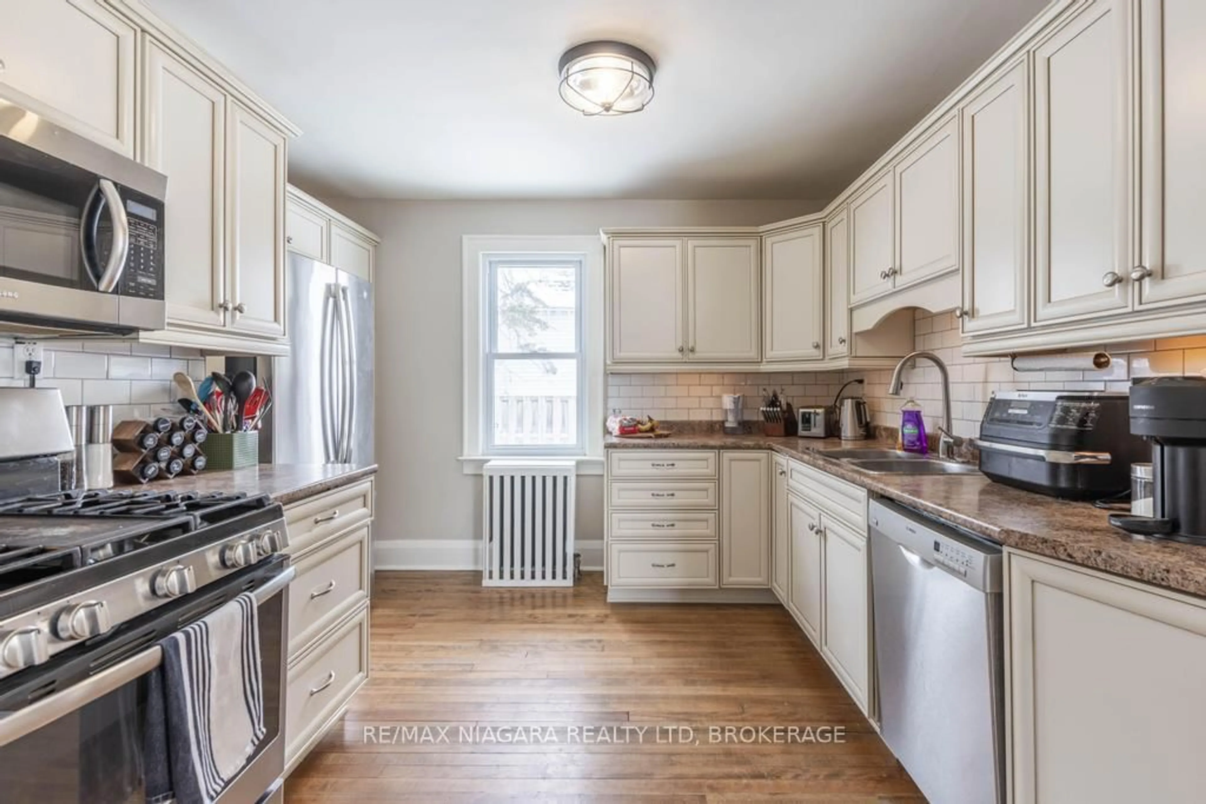 Standard kitchen, unknown for 221 Wright St, Welland Ontario L3B 2K4