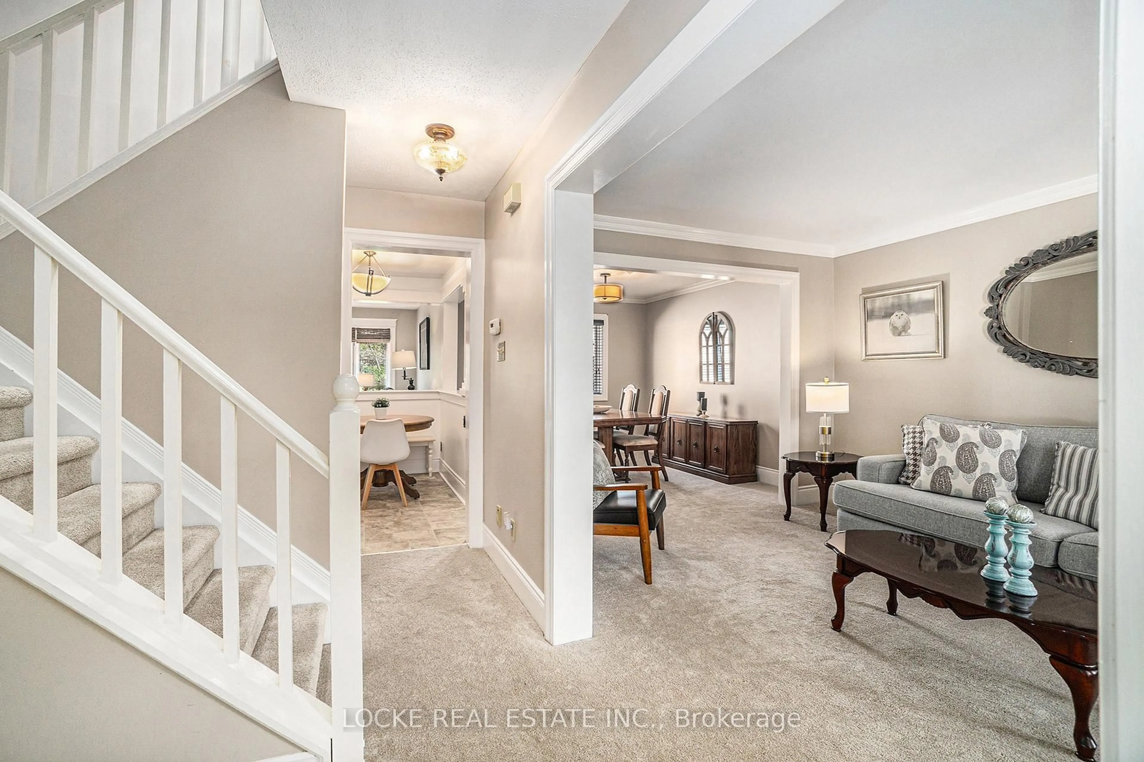 Indoor entryway for 694 Morewood Cres, Ottawa Ontario K4A 2P7