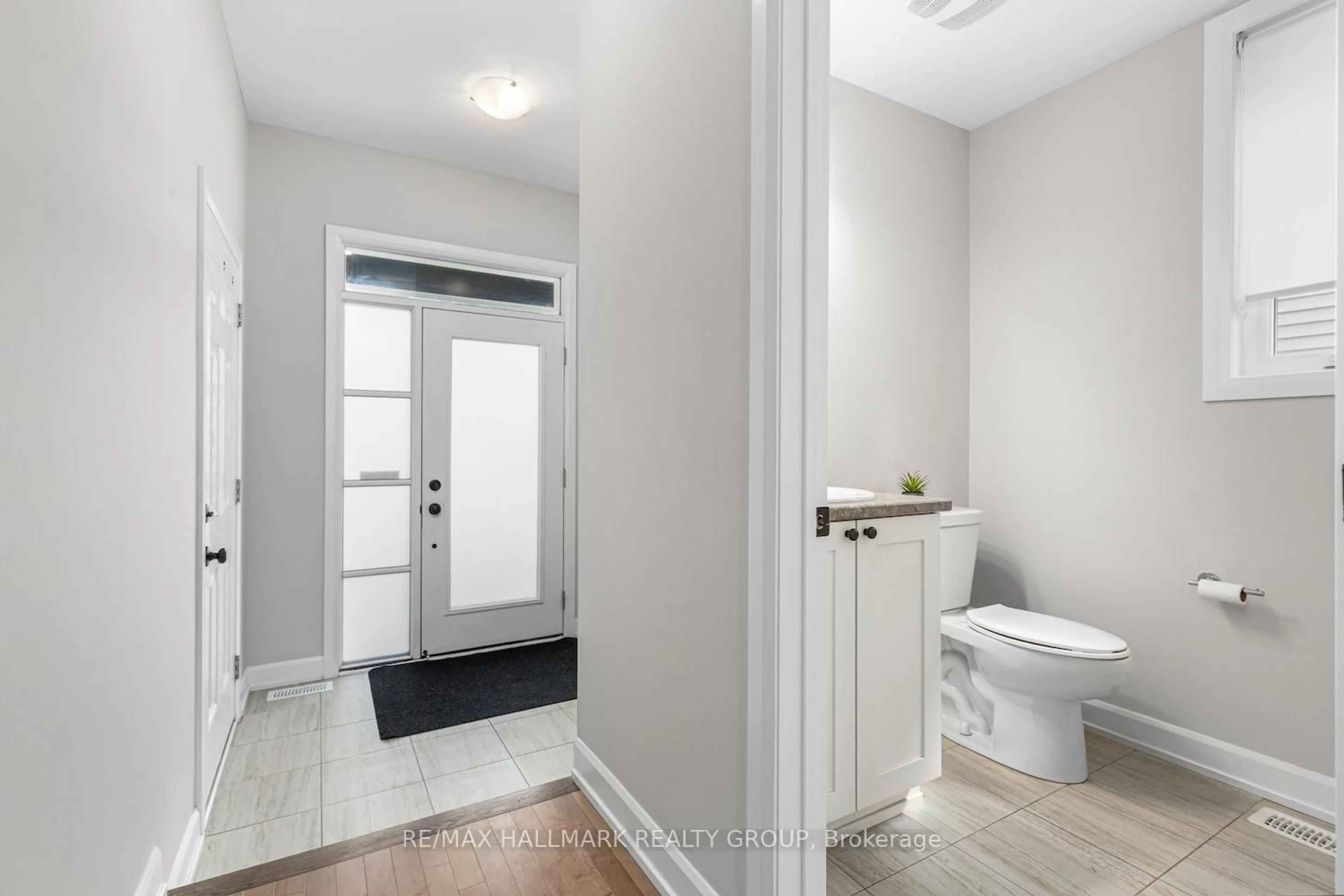 Indoor entryway for 30 Damselfish Walk, Ottawa Ontario K4A 5G6