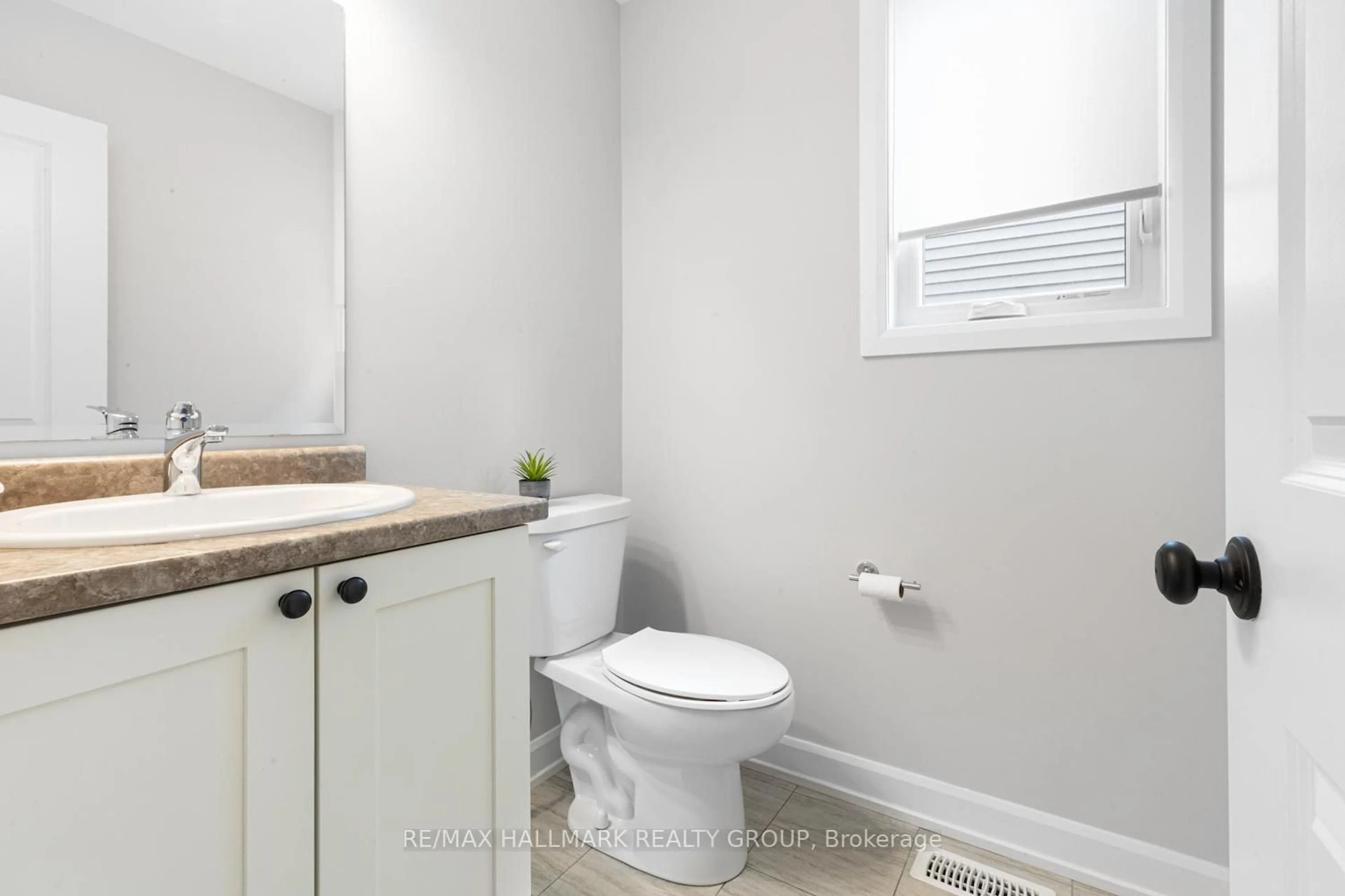 Standard bathroom, ceramic/tile floor for 30 Damselfish Walk, Ottawa Ontario K4A 5G6