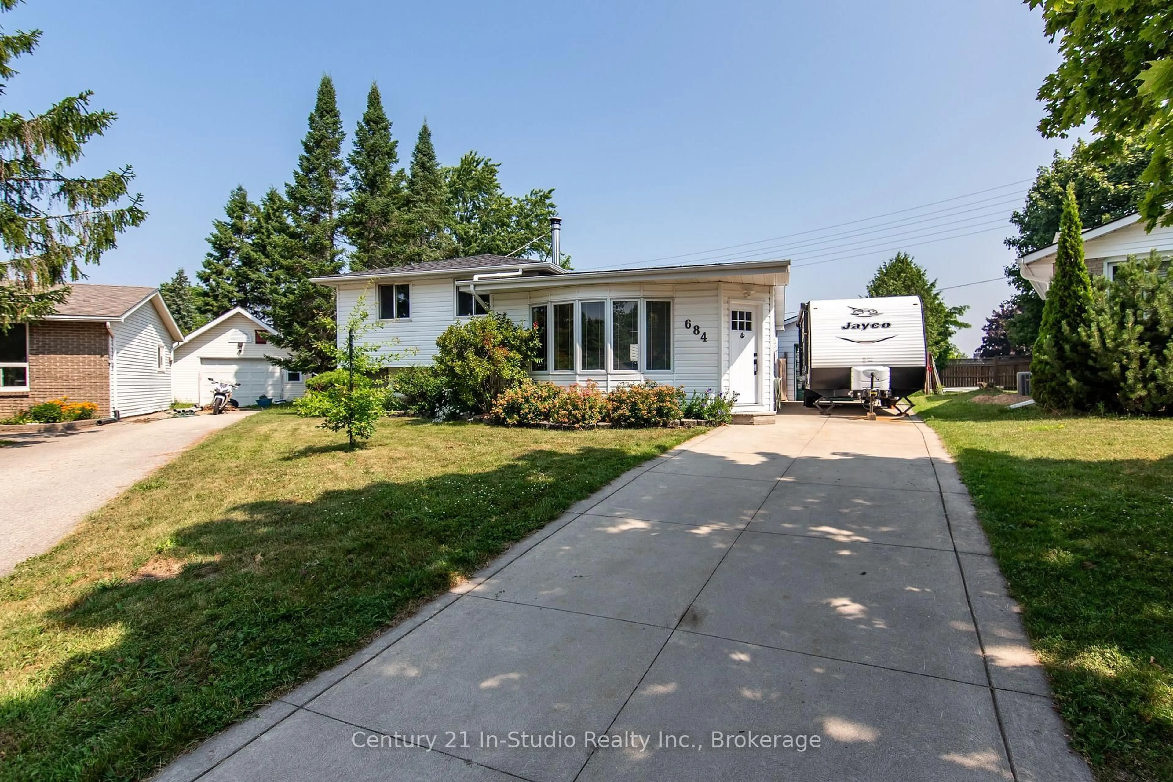 Home with vinyl exterior material, street for 684 Johnston Cres, Kincardine Ontario N2Z 1S4