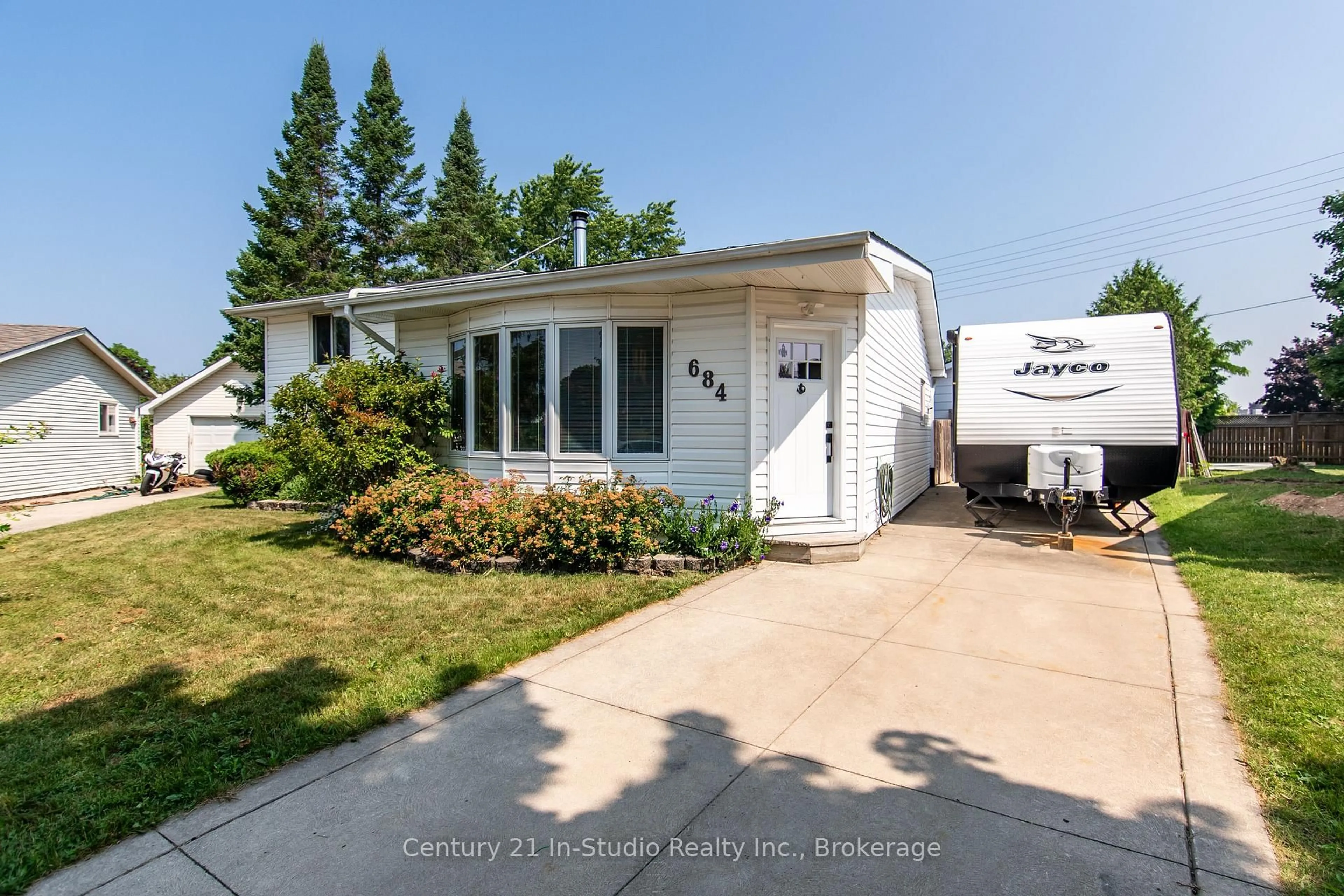 Home with vinyl exterior material, street for 684 Johnston Cres, Kincardine Ontario N2Z 1S4