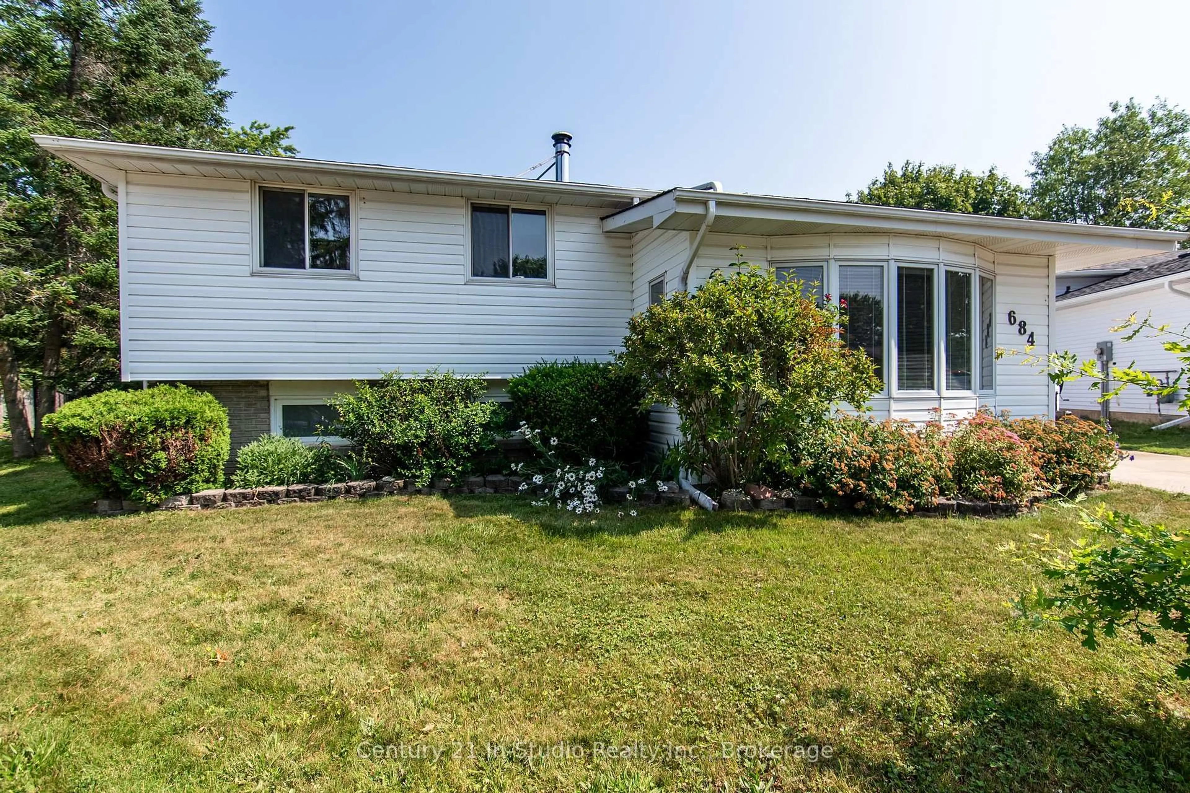 Home with vinyl exterior material, street for 684 Johnston Cres, Kincardine Ontario N2Z 1S4