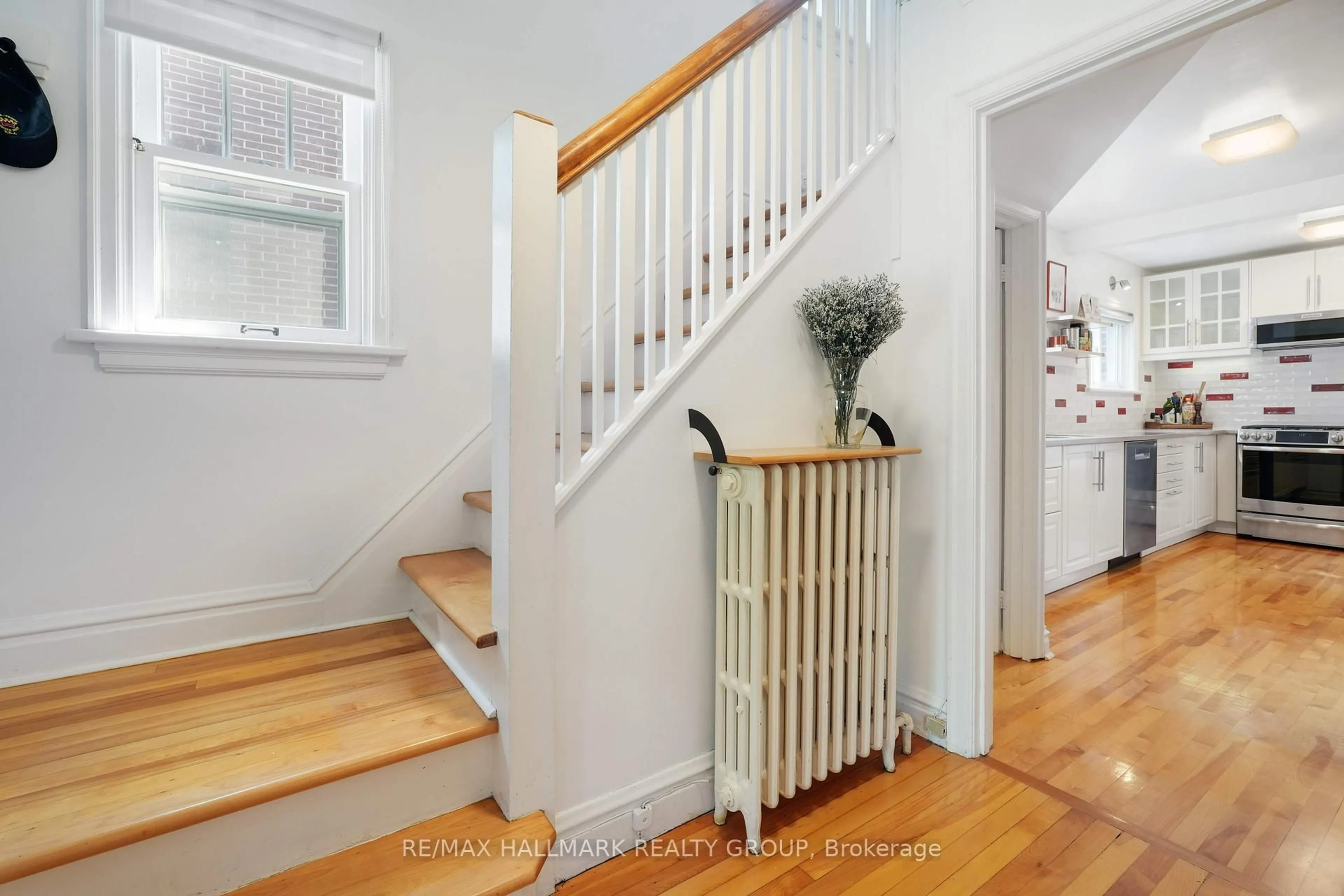 Indoor entryway for 8 Sims Ave, Ottawa Ontario K1Y 3K1