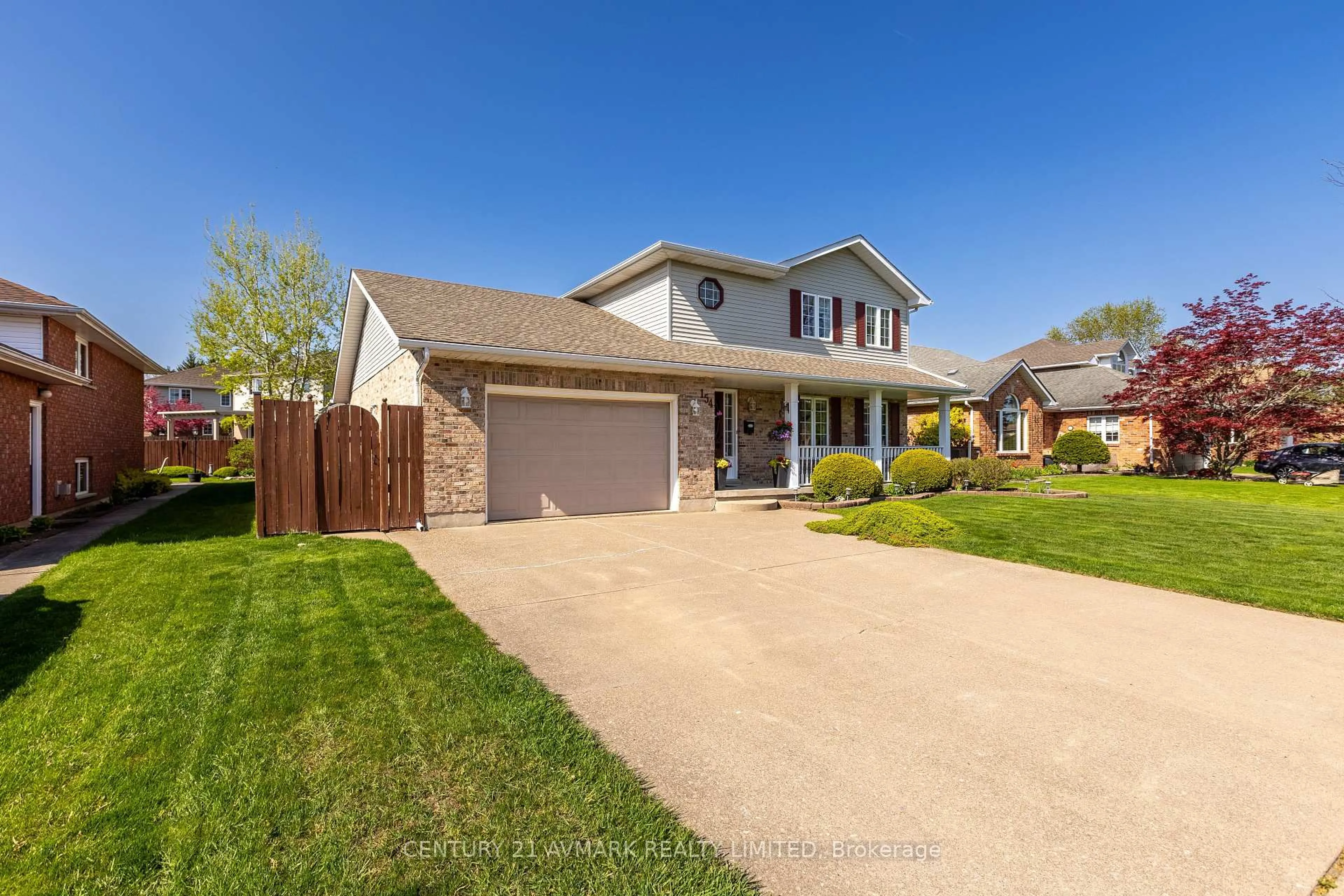 A pic from outside/outdoor area/front of a property/back of a property/a pic from drone, street for 154 Michael Dr, Welland Ontario L3C 7B7