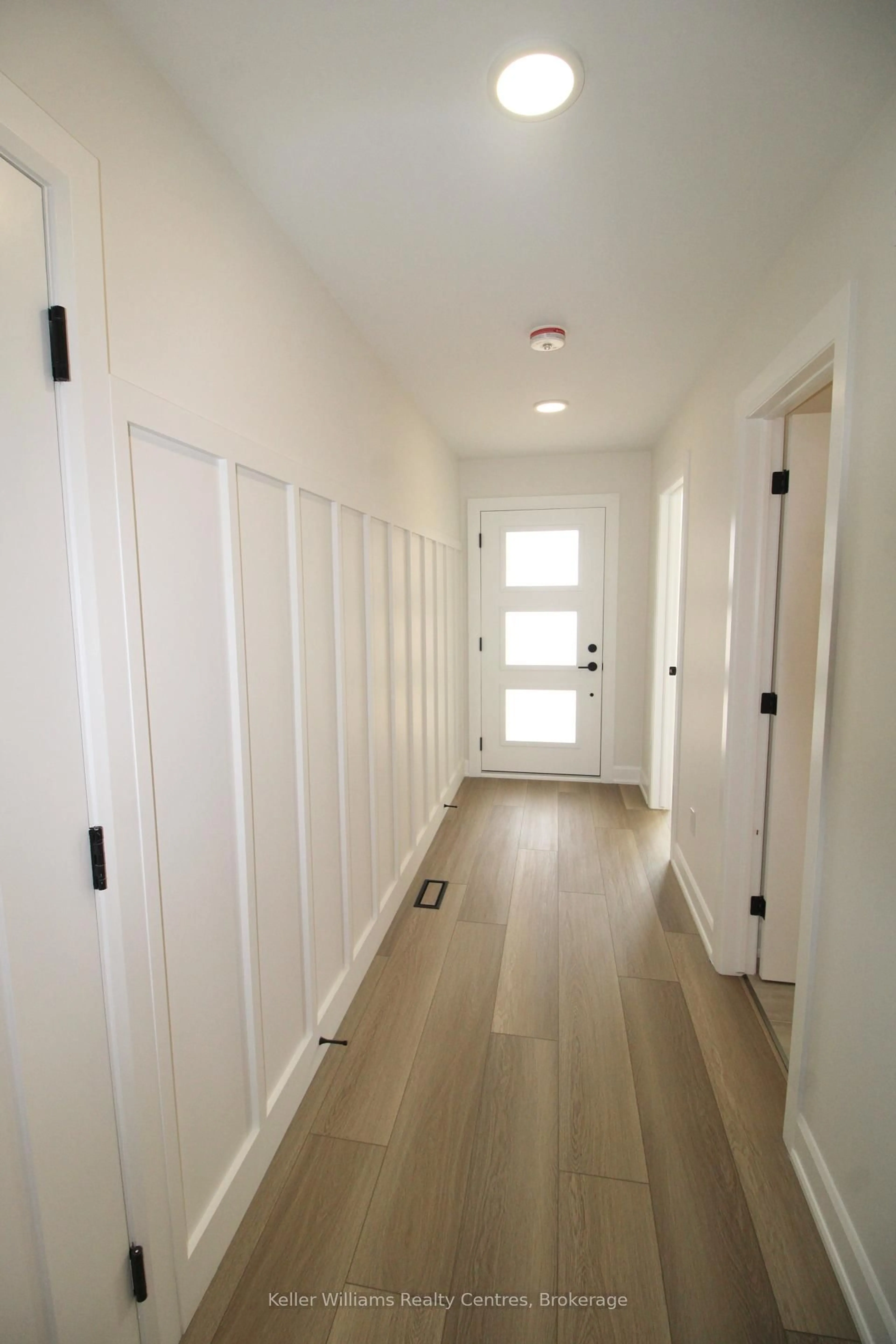 Indoor entryway for 837 22ND Avenue A,, Hanover Ontario N4N 0C5