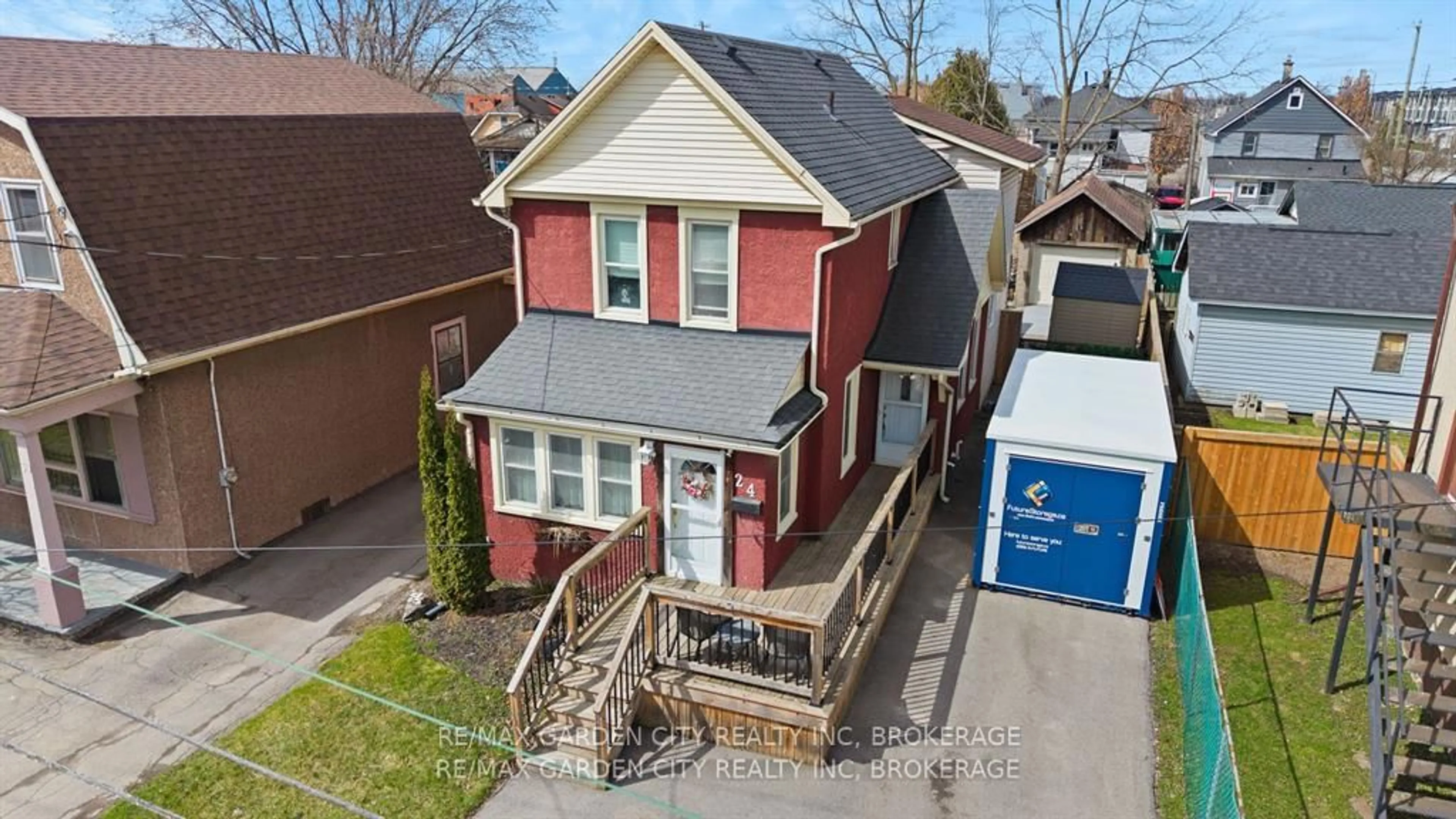 A pic from outside/outdoor area/front of a property/back of a property/a pic from drone, street for 24 Beatrice St, Welland Ontario L3B 2Z3