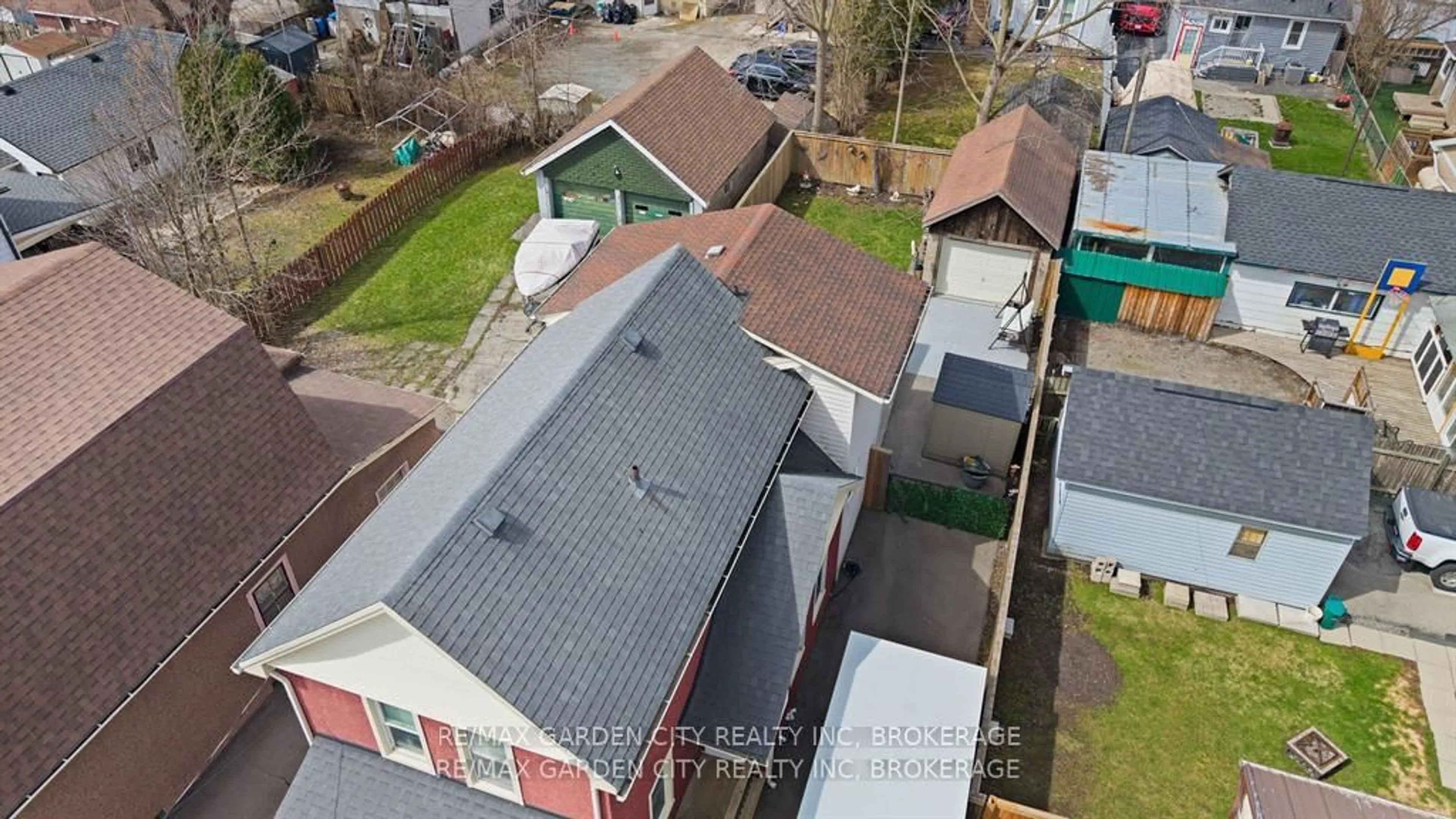 A pic from outside/outdoor area/front of a property/back of a property/a pic from drone, street for 24 Beatrice St, Welland Ontario L3B 2Z3