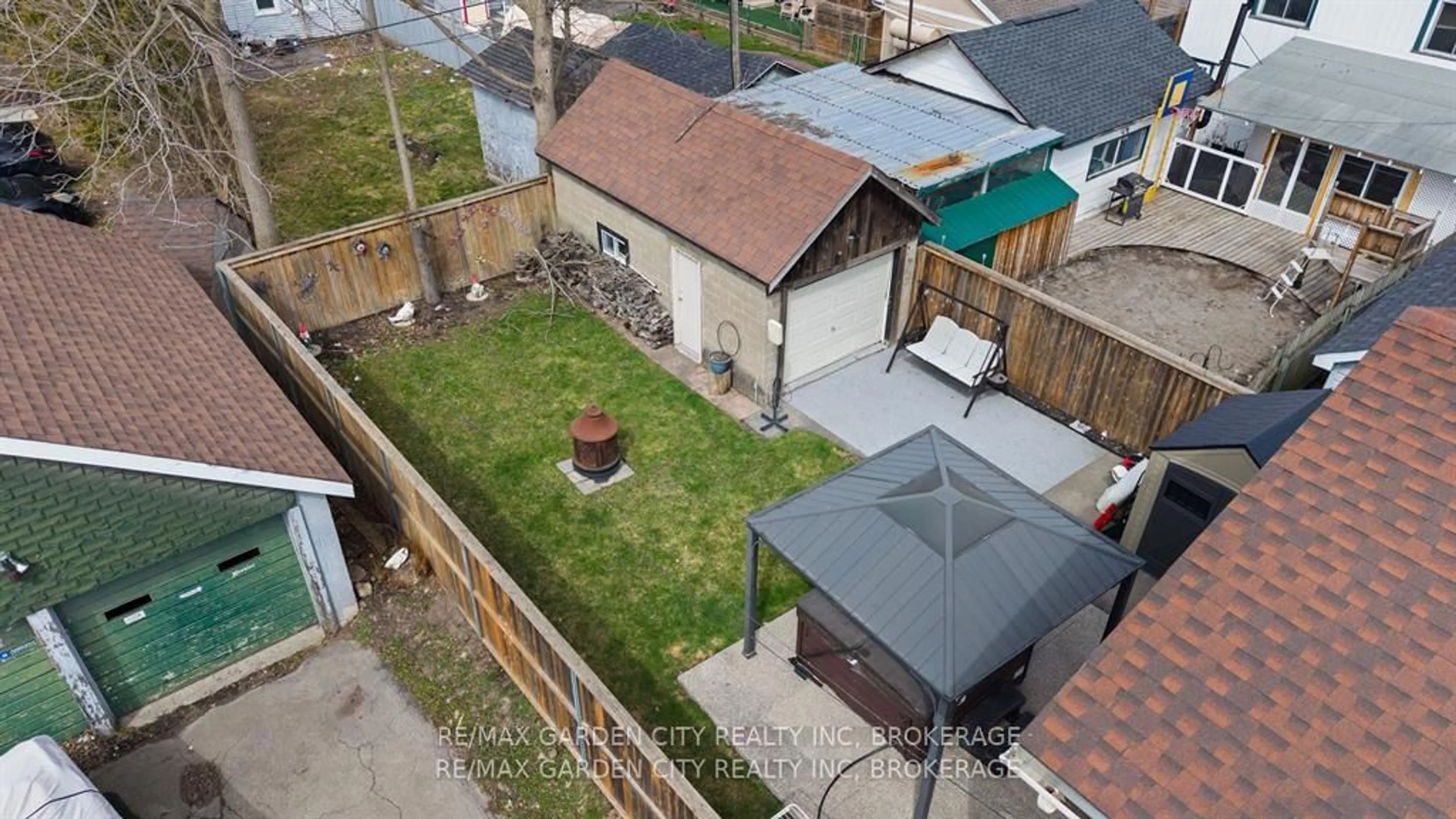 A pic from outside/outdoor area/front of a property/back of a property/a pic from drone, street for 24 Beatrice St, Welland Ontario L3B 2Z3