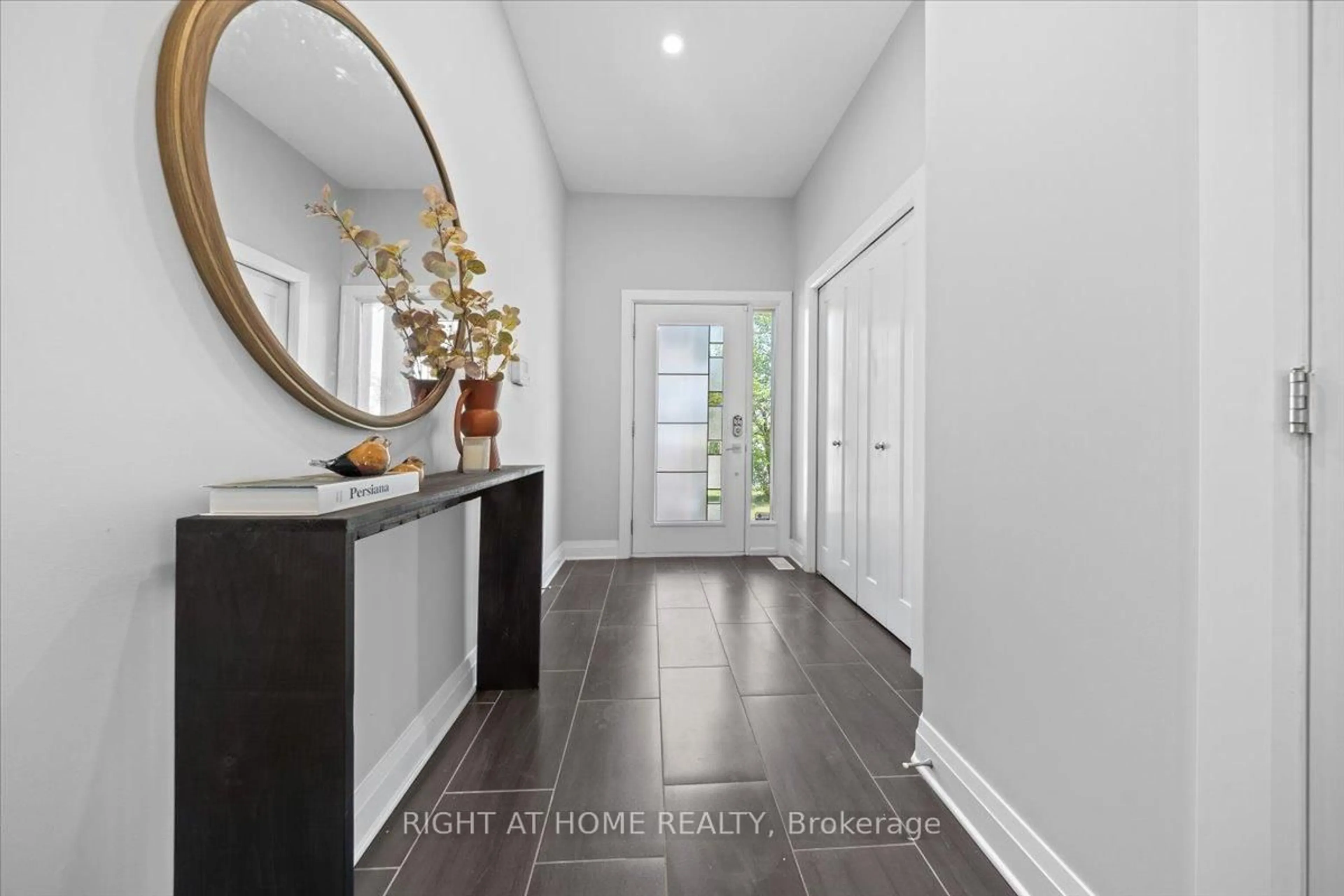 Indoor entryway for 601 WILLOWMERE Way, Ottawa Ontario K1T 0K2