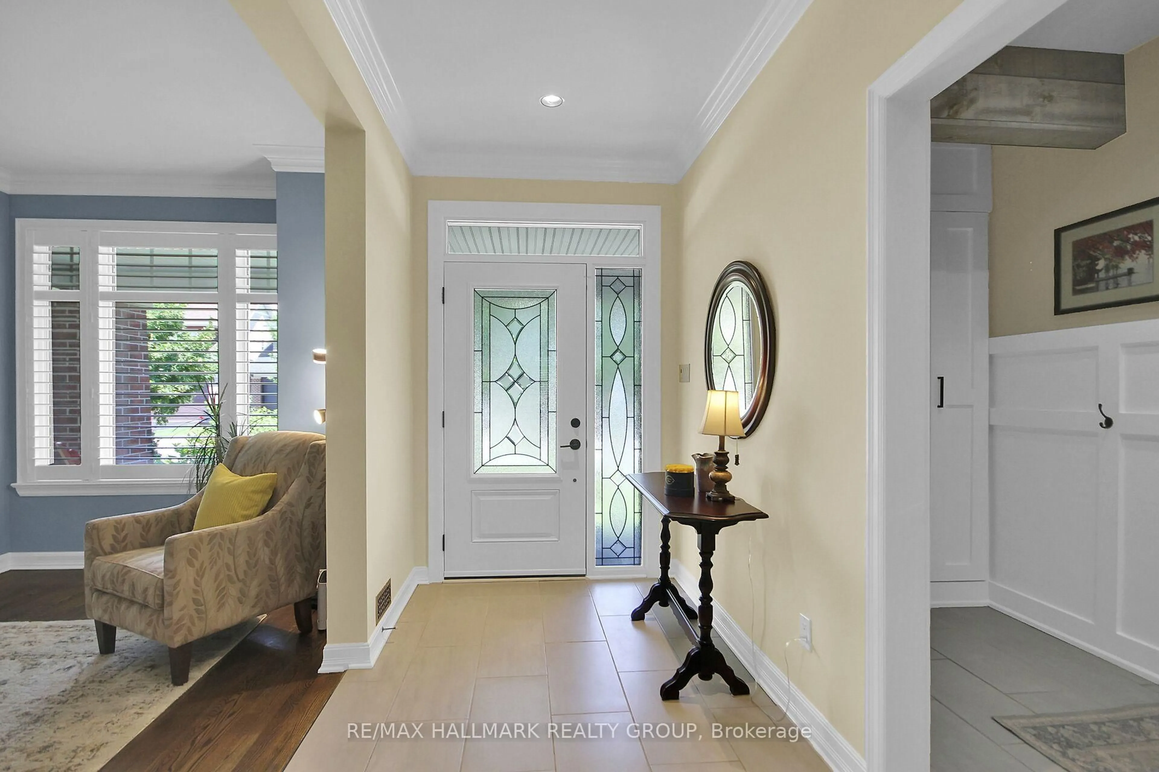 Indoor entryway for 30 OAKBRIAR Cres, Ottawa Ontario K2J 5G1