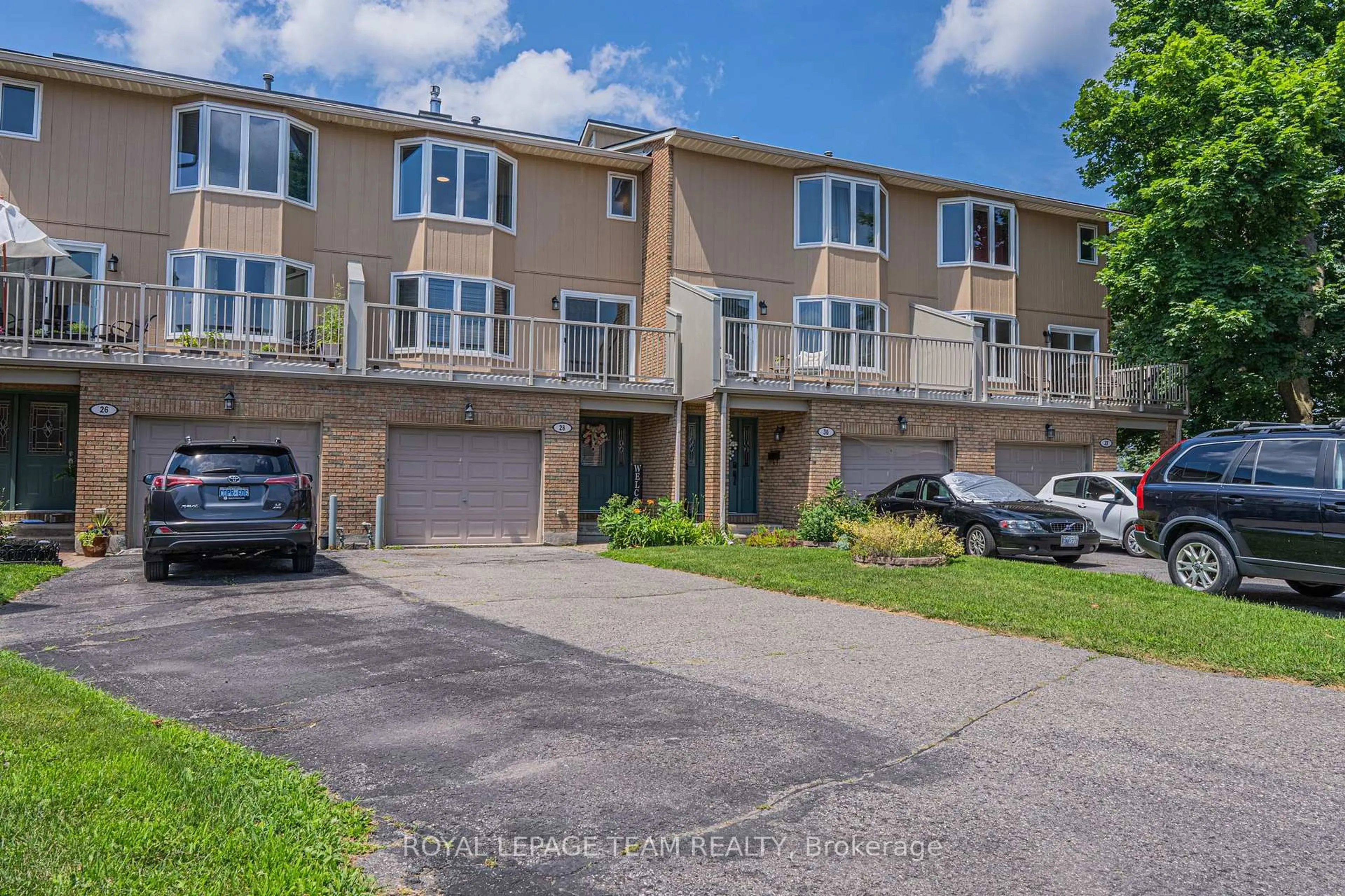 A pic from outside/outdoor area/front of a property/back of a property/a pic from drone, street for 28 HUNTVIEW Private, Ottawa Ontario K1V 0M5