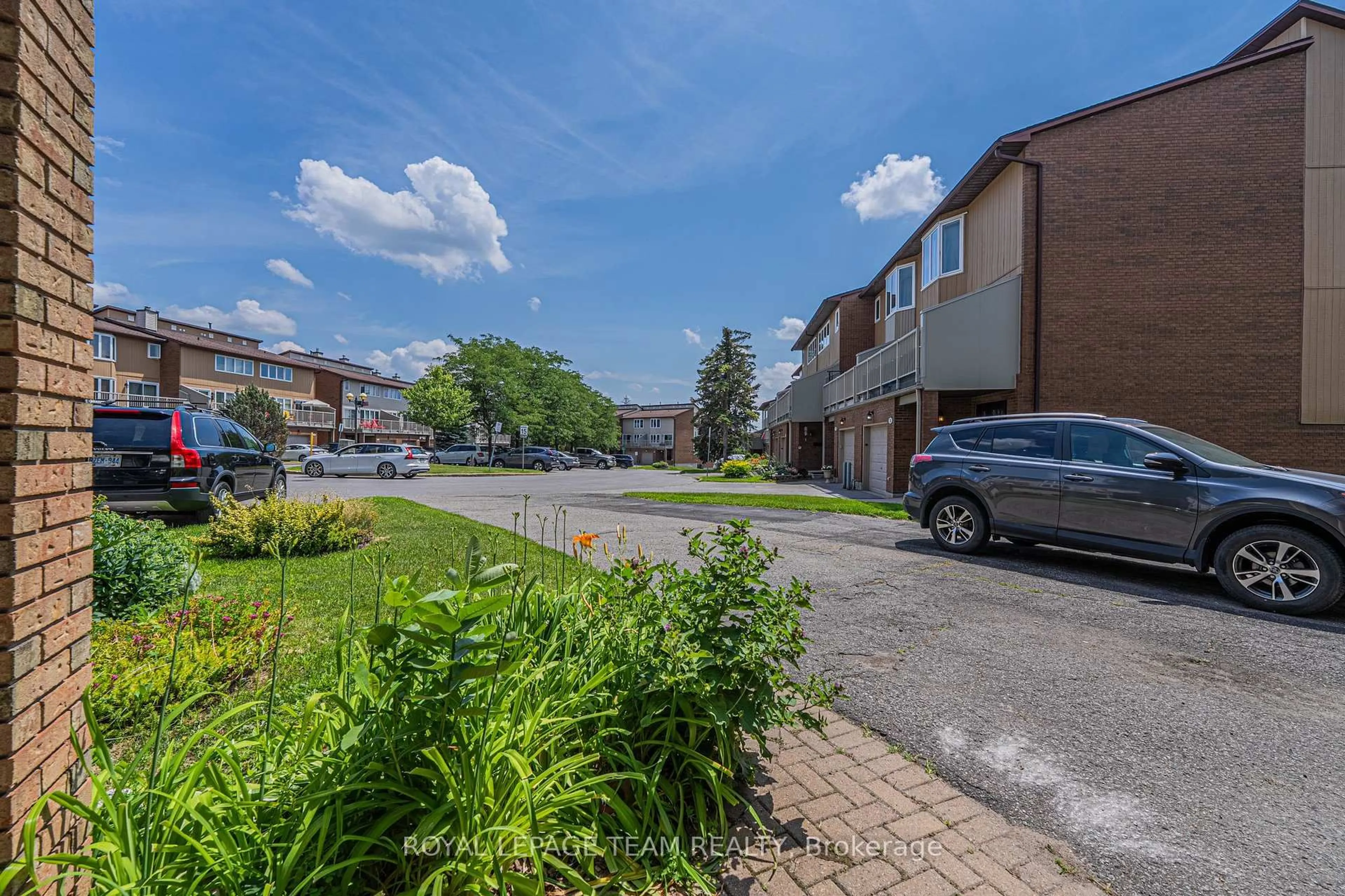 A pic from outside/outdoor area/front of a property/back of a property/a pic from drone, street for 28 HUNTVIEW Private, Ottawa Ontario K1V 0M5