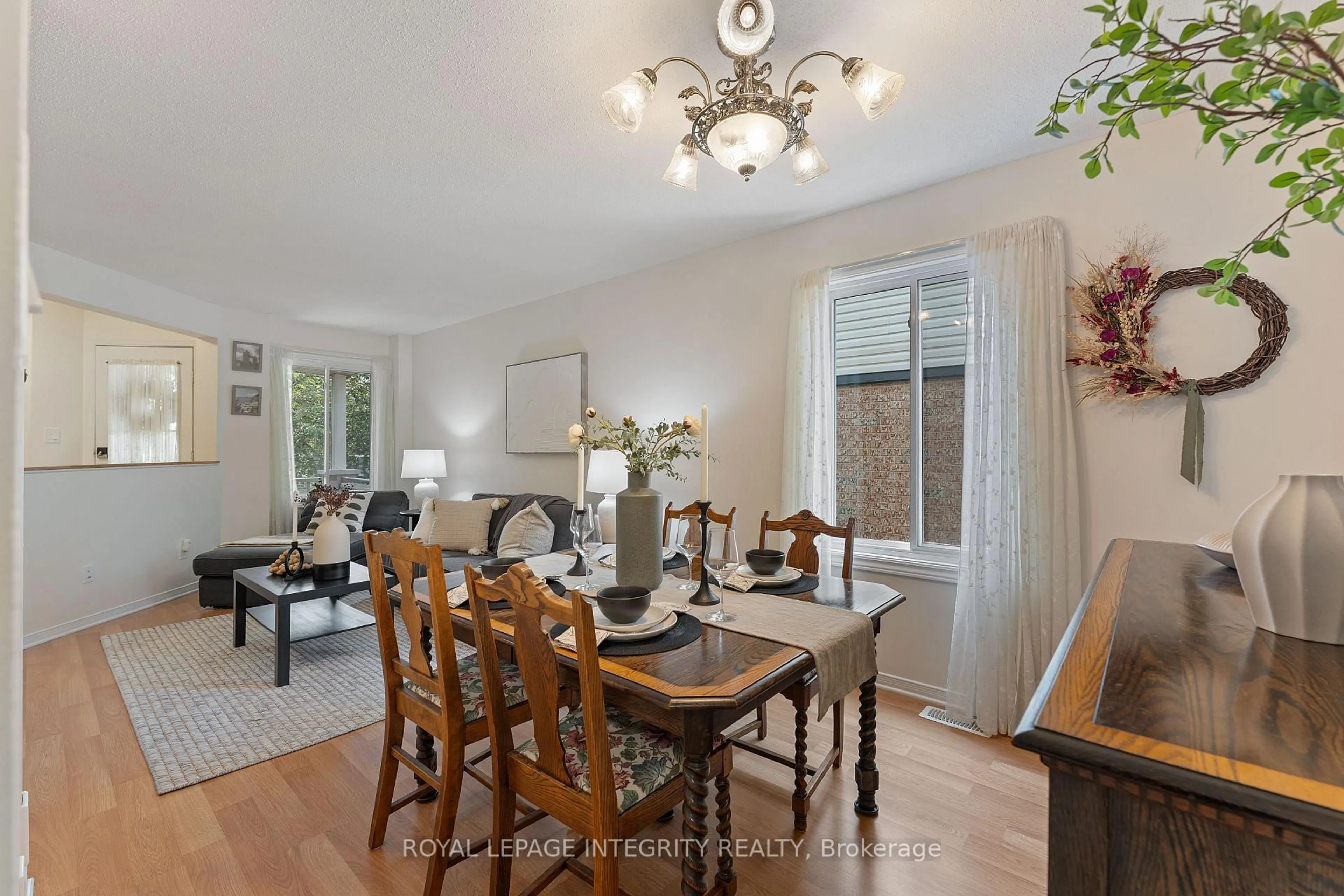 Dining room, wood/laminate floor for 11 Baton Crt, Kanata Ontario K2L 4C8