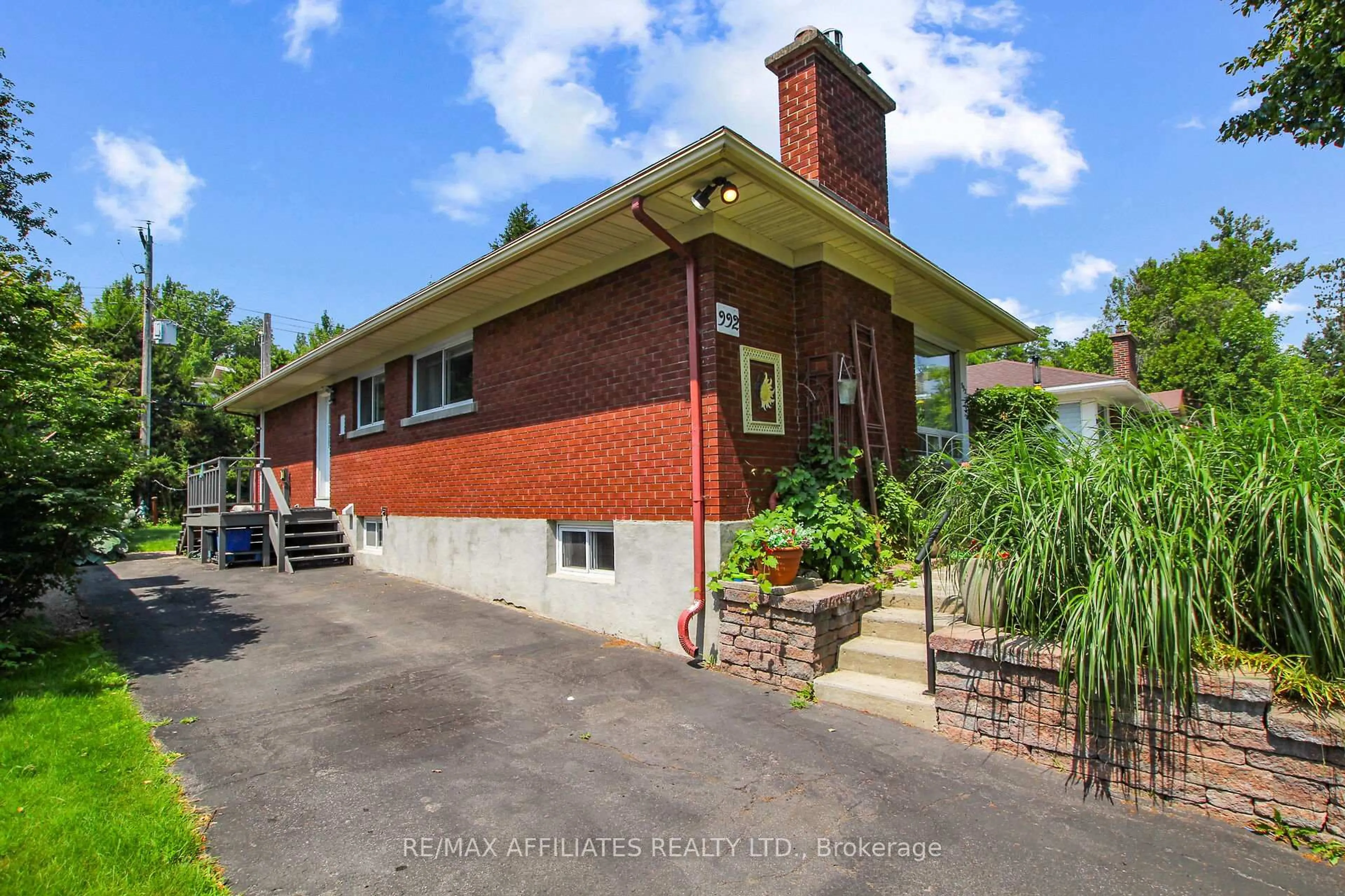 Unknown for 992 Neville St, Ottawa Ontario K2B 5W2