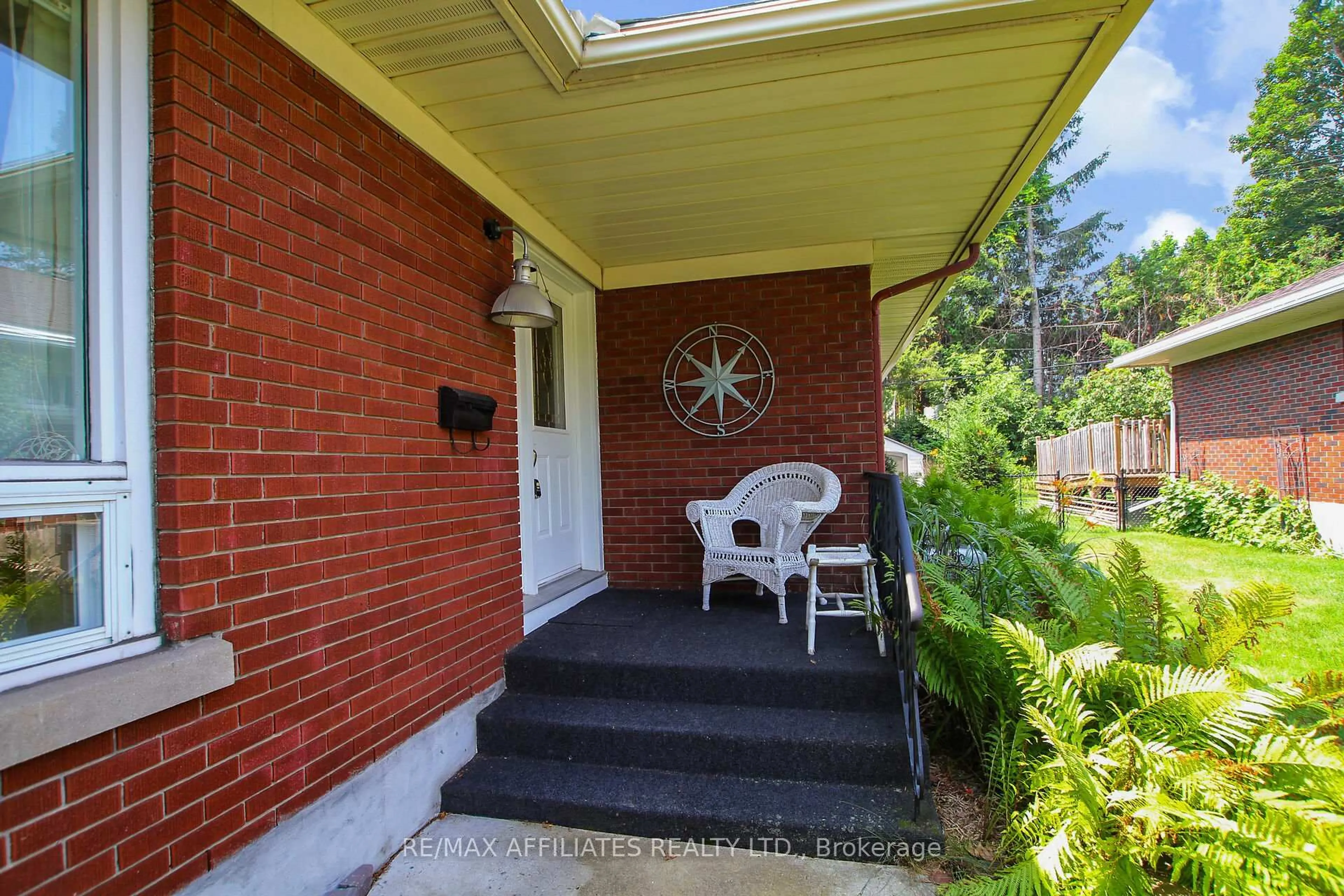 Unknown for 992 Neville St, Ottawa Ontario K2B 5W2