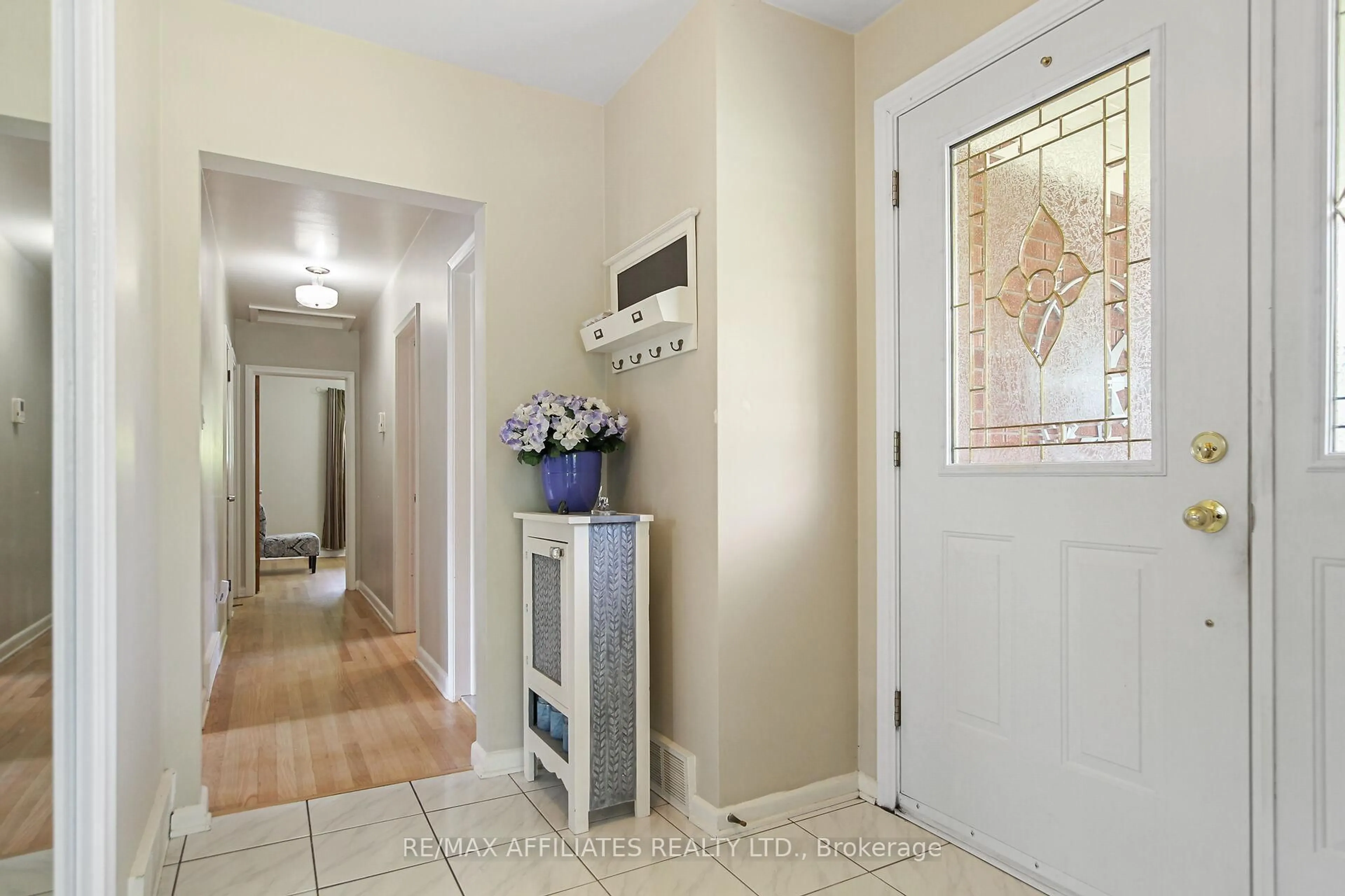 Indoor entryway for 992 Neville St, Ottawa Ontario K2B 5W2