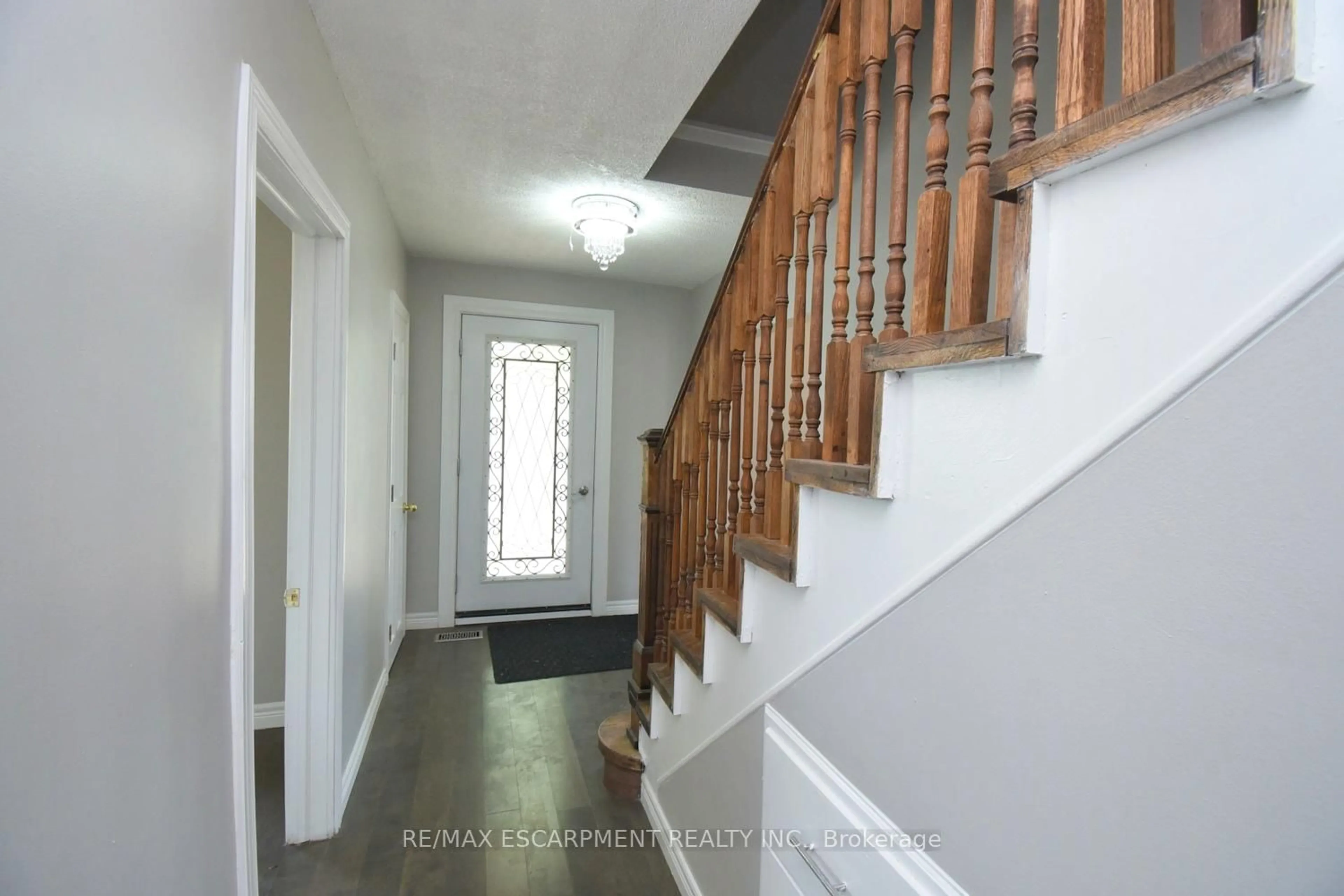 Indoor entryway for 687 Upper James St, Hamilton Ontario L9C 2Z4