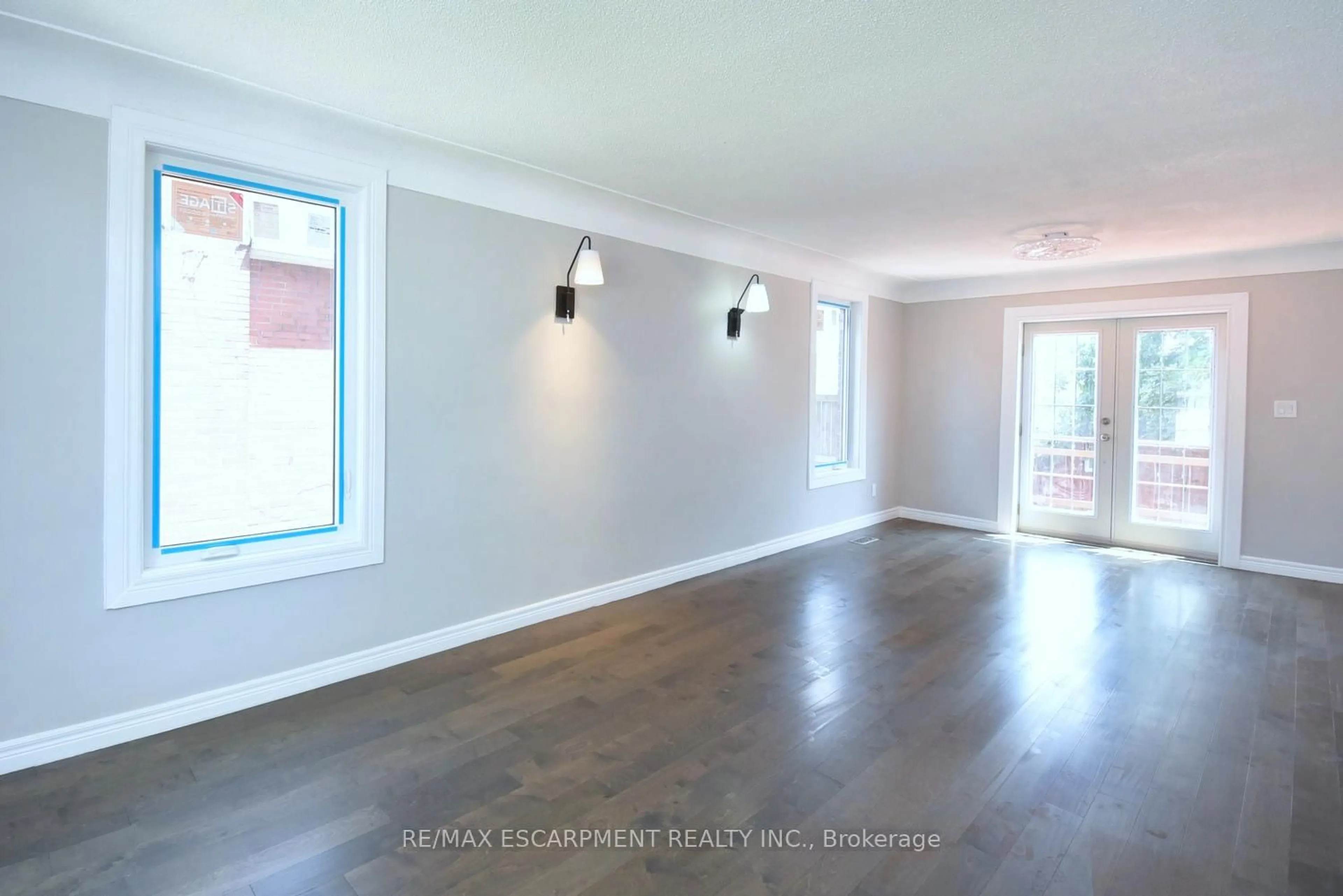 A pic of a room for 687 Upper James St, Hamilton Ontario L9C 2Z4