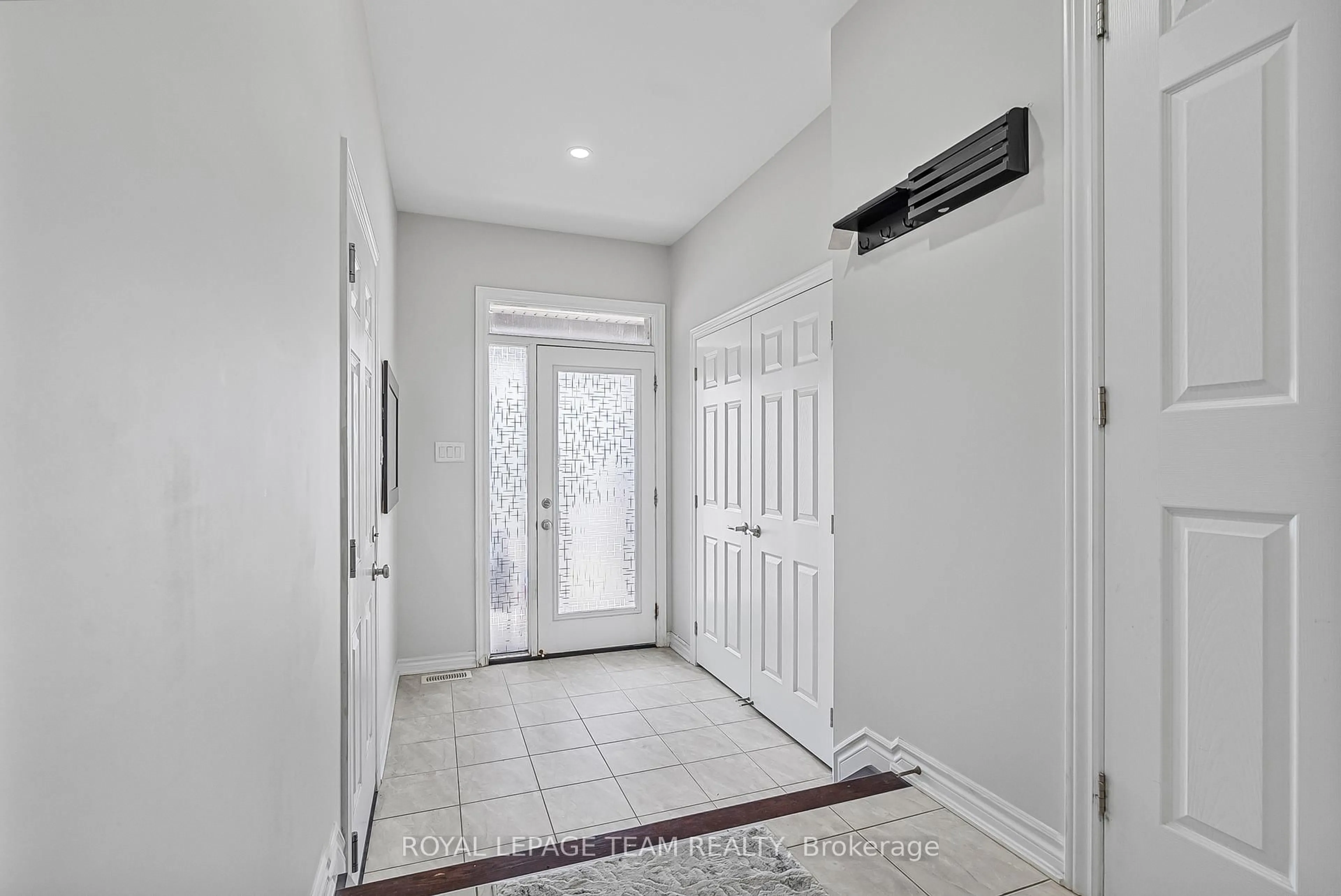 Indoor entryway for 622 Parade Dr, Ottawa Ontario K2S 0Y7