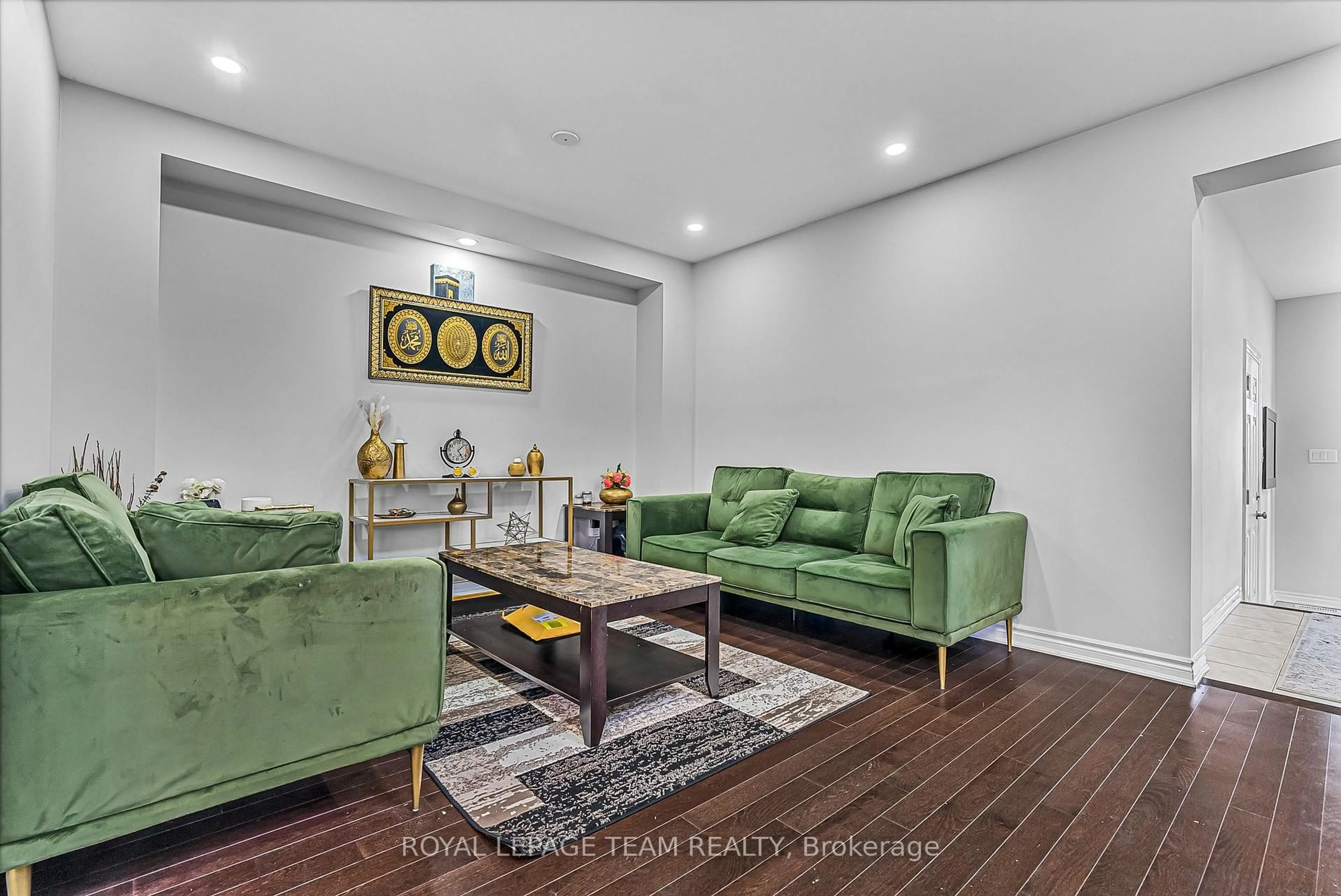 Living room with furniture, unknown for 622 Parade Dr, Ottawa Ontario K2S 0Y7